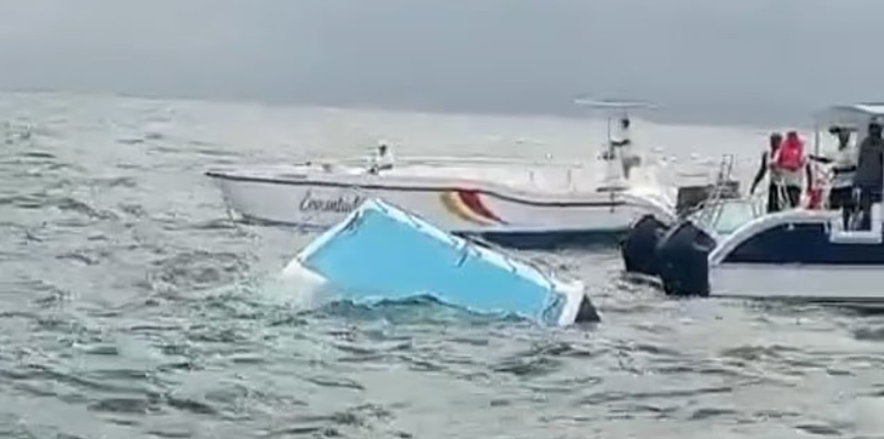 Πανικός στη θάλασσα: Καταμαράν με 55 επιβάτες βυθίστηκε – Βίντεο από τις διασώσεις 6 Πανικός στη θάλασσα: Καταμαράν με 55 επιβάτες βυθίστηκε – Βίντεο από τις διασώσεις