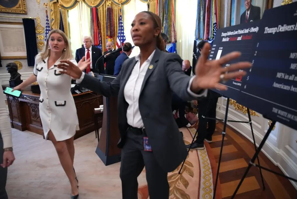 Συναγερμός στον Λευκό Οίκο: Άνδρας λιποθύμησε κοντά στον Τραμπ σε εκδήλωση – ΒΙΝΤΕΟ 4 Συναγερμός στον Λευκό Οίκο: Άνδρας λιποθύμησε κοντά στον Τραμπ σε εκδήλωση – ΒΙΝΤΕΟ