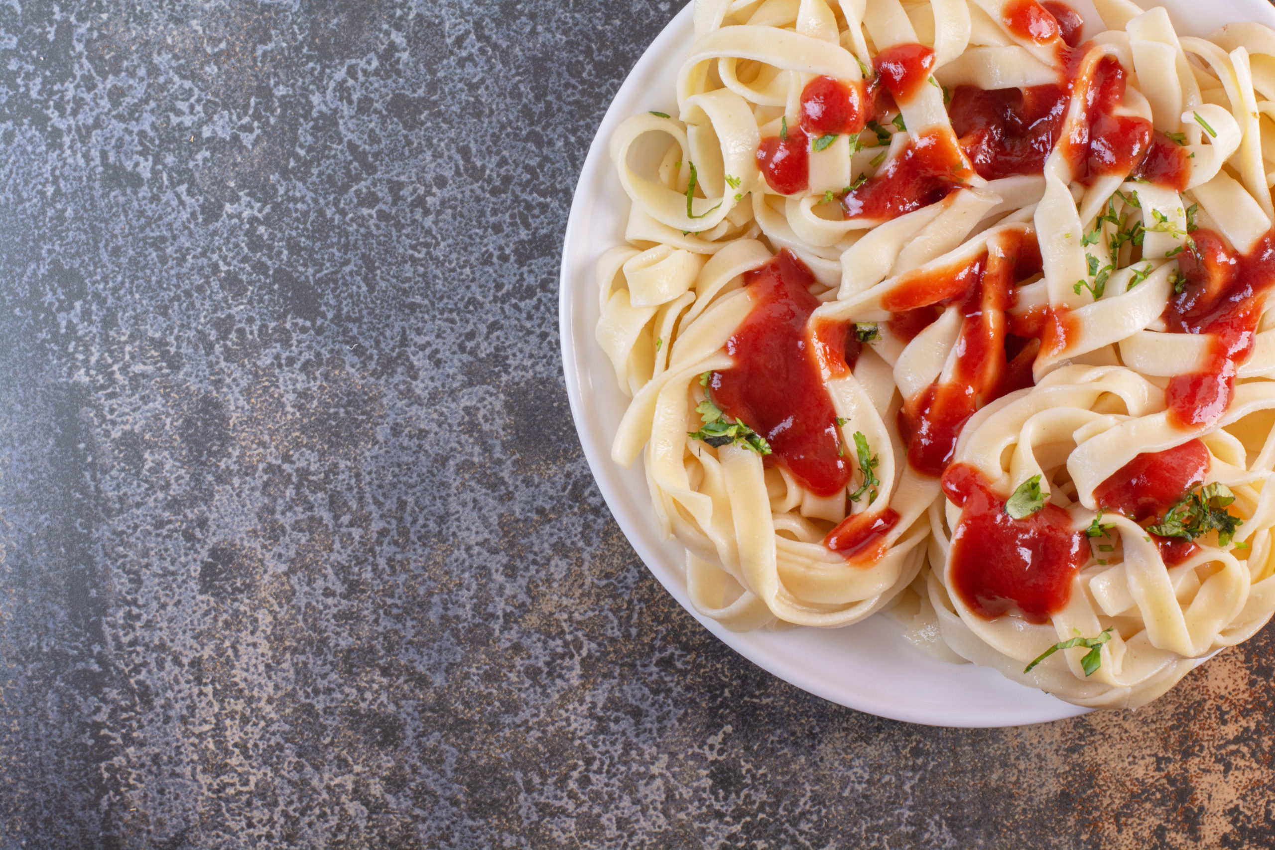 delicious-macaroni-white-plate-longevity-scaled