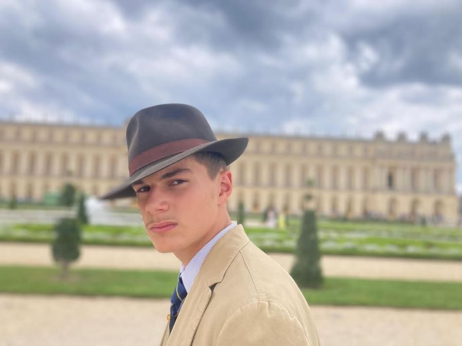 Λούβρο: Αποκαλύφθηκε η ταυτότητα του μυστηριώδους «ντετέκτιβ» έξω από το μουσείο – «Δεν ήθελα να αποκαλύψω αμέσως ότι ήμουν εγώ»