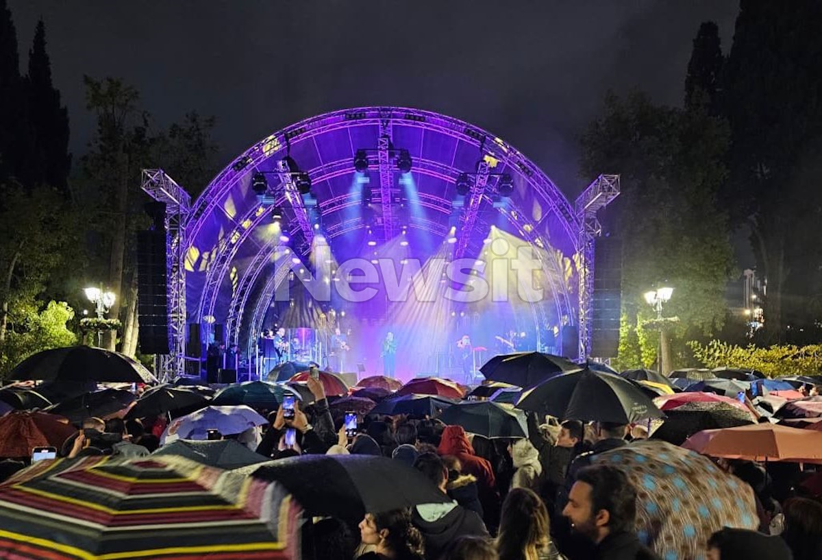 Φωταγωγείται το Χριστουγεννιάτικο δέντρο της Αθήνας στο Σύνταγμα – Εκδηλώσεις υπό βροχή 2 Φωταγωγείται το Χριστουγεννιάτικο δέντρο της Αθήνας στο Σύνταγμα – Εκδηλώσεις υπό βροχή