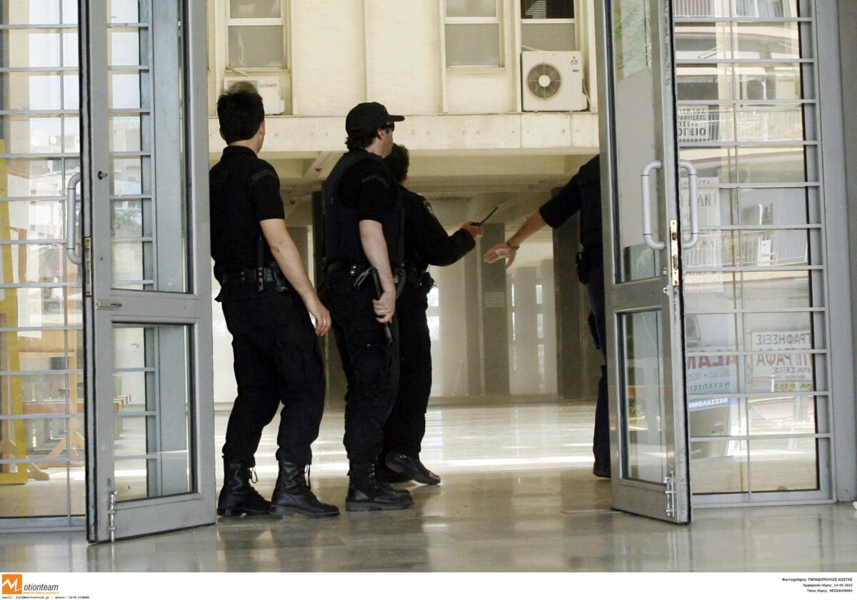 Συγκρούσεις στη δίκη του Άλκη Καμπανού: Κουκουλοφόροι επιτέθηκαν σε αστυνομικούς