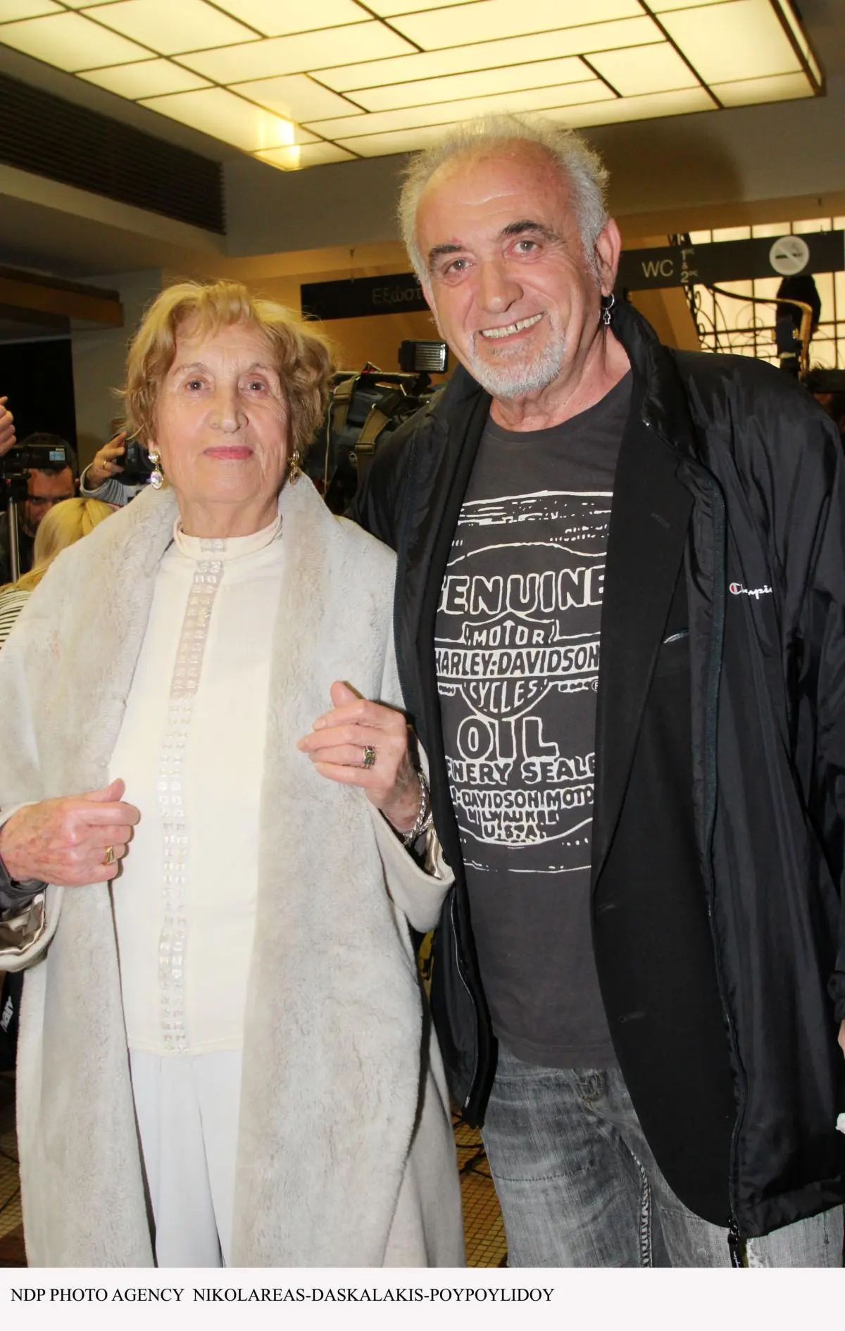 Νίκος Καρβέλας: Γνωρίστε τον μυστηριώδη εκκεντρικό αδερφό του (Βίντεο) 2 Δημήτρης Καρβέλας