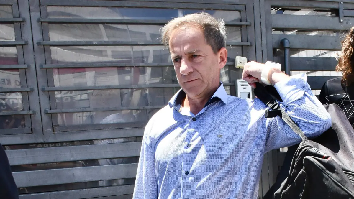 Δημήτρης Λιγνάδης: Καθυστέρηση στη δίκη για την υπόθεση βιασμού – Ποια είναι η νέα ημερομηνία 4 Ο Δημήτρης Λιγνάδης με σακίδιο στο χέρι