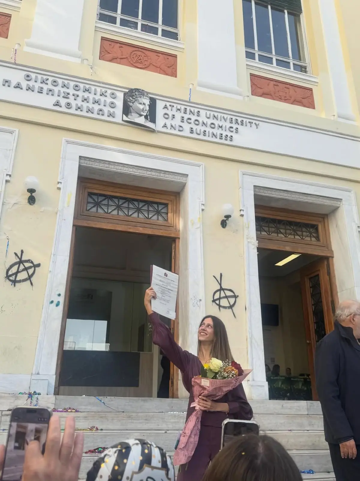 Ο Δημήτρης Οικονόμου και η οικογένειά του