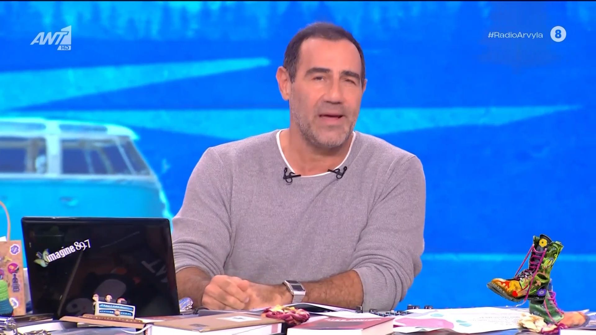 divoi-radio-arvyla-scholiazoyn-to-greece-talks-o-mitsotakis-pige-ekei-gia-na-kanei-stand-up-comedydiv-1763493274