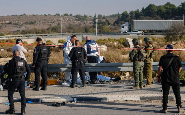 Δυτική Όχθη: Ένας νεκρός και τρεις τραυματίες από επίθεση με μαχαίρι – Βρέθηκαν εκρηκτικά σε όχημα 2 Δυτική Όχθη: Ένας νεκρός και τρεις τραυματίες από επίθεση με μαχαίρι – Βρέθηκαν εκρηκτικά σε όχημα
