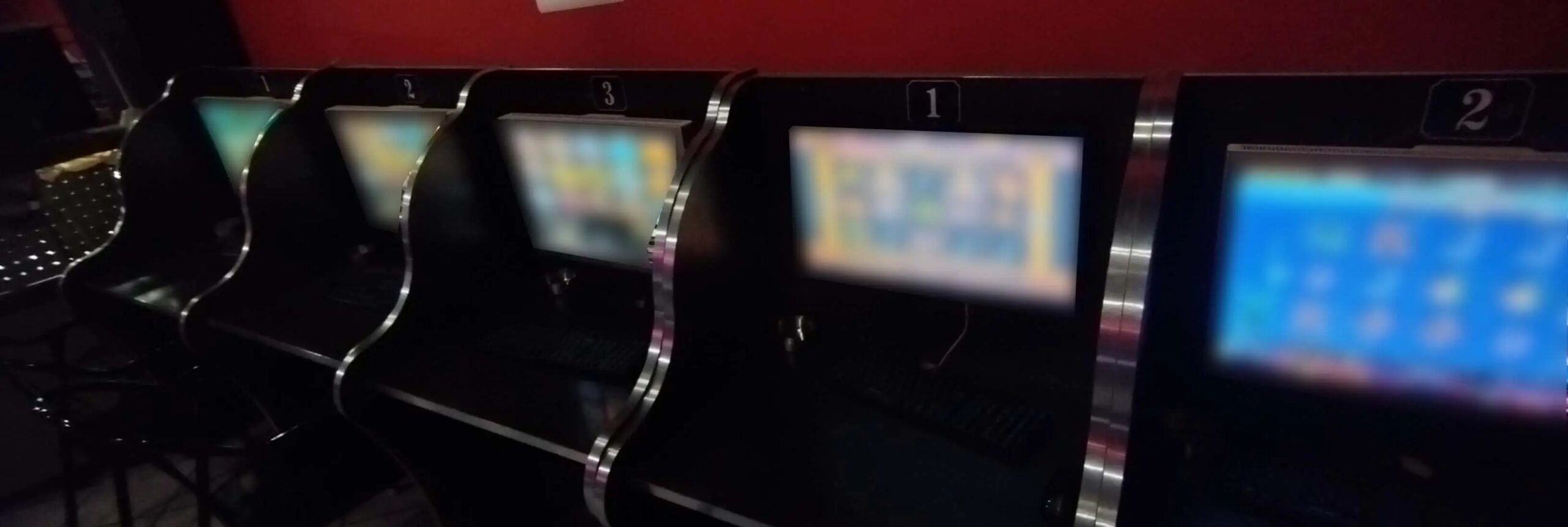 Παράνομο παιχνίδι «φρουτάκια» σε αθηναϊκό κατάστημα: Συνελήφθη η ιδιοκτήτρια και 2 πελάτες με χειροπέδες 6 Παράνομο παιχνίδι «φρουτάκια» σε αθηναϊκό κατάστημα: Συνελήφθη η ιδιοκτήτρια και 2 πελάτες με χειροπέδες