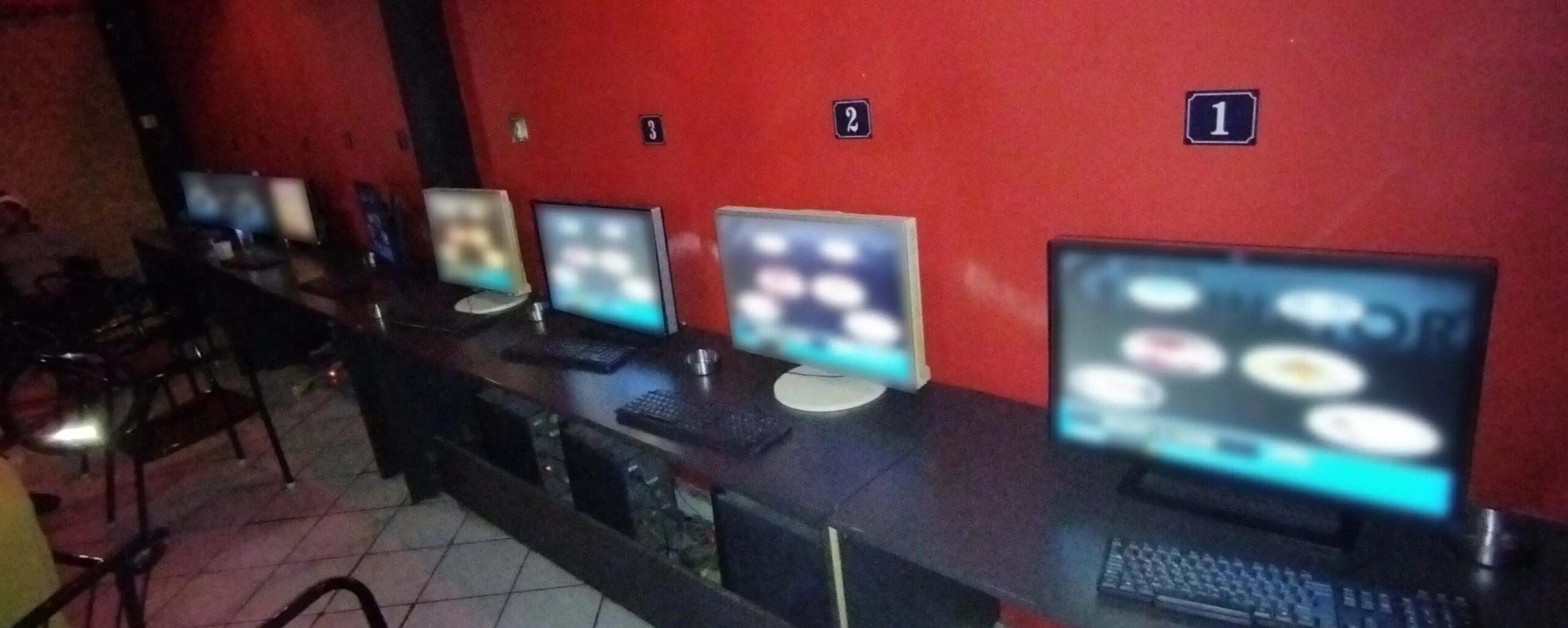 Παράνομο παιχνίδι «φρουτάκια» σε αθηναϊκό κατάστημα: Συνελήφθη η ιδιοκτήτρια και 2 πελάτες με χειροπέδες 4 Παράνομο παιχνίδι «φρουτάκια» σε αθηναϊκό κατάστημα: Συνελήφθη η ιδιοκτήτρια και 2 πελάτες με χειροπέδες