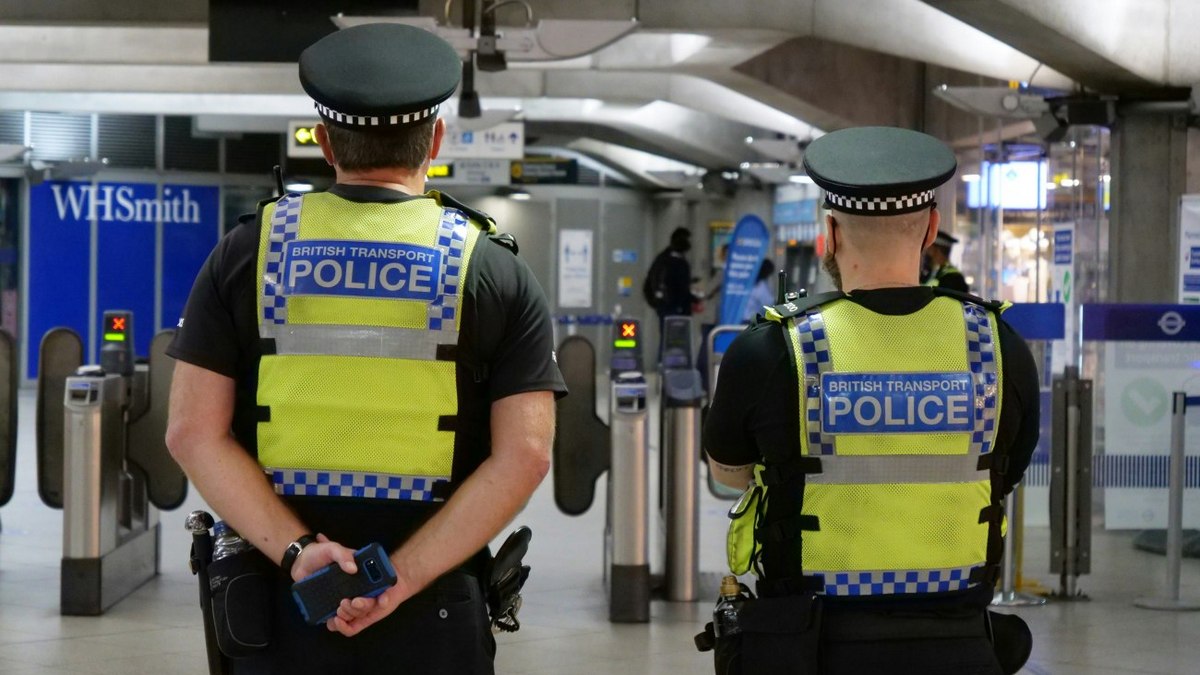 Συναγερμός στη Βρετανία: Επίθεση με μαχαίρι σε τρένο – Πληροφορίες για πολλούς τραυματίες