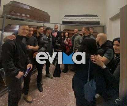 Εύβοια: Πλήθος κόσμου στα εγκαίνια γραφείου τελετών – Η τούρτα σε μορφή φέρετρου 5 Πολυκοσμία στα εγκαίνια γραφείου τελετών στην Εύβοια