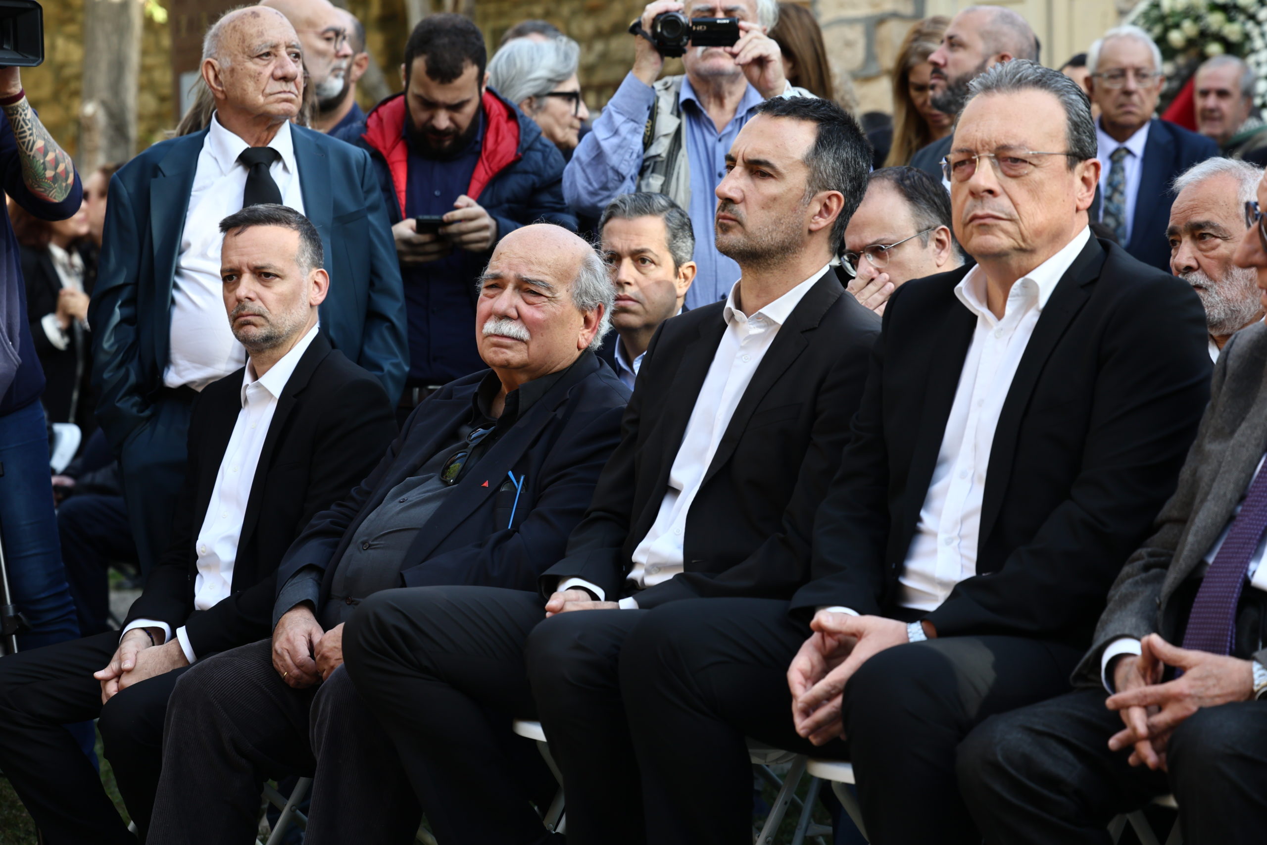 Συγκίνηση στην πολιτική κηδεία του Αλέκου Φλαμπουράρη – Ποιοι παρευρέθηκαν, οι συγκλονιστικοί επικήδειοι 32 Συγκίνηση στην πολιτική κηδεία του Αλέκου Φλαμπουράρη – Ποιοι παρευρέθηκαν, οι συγκλονιστικοί επικήδειοι