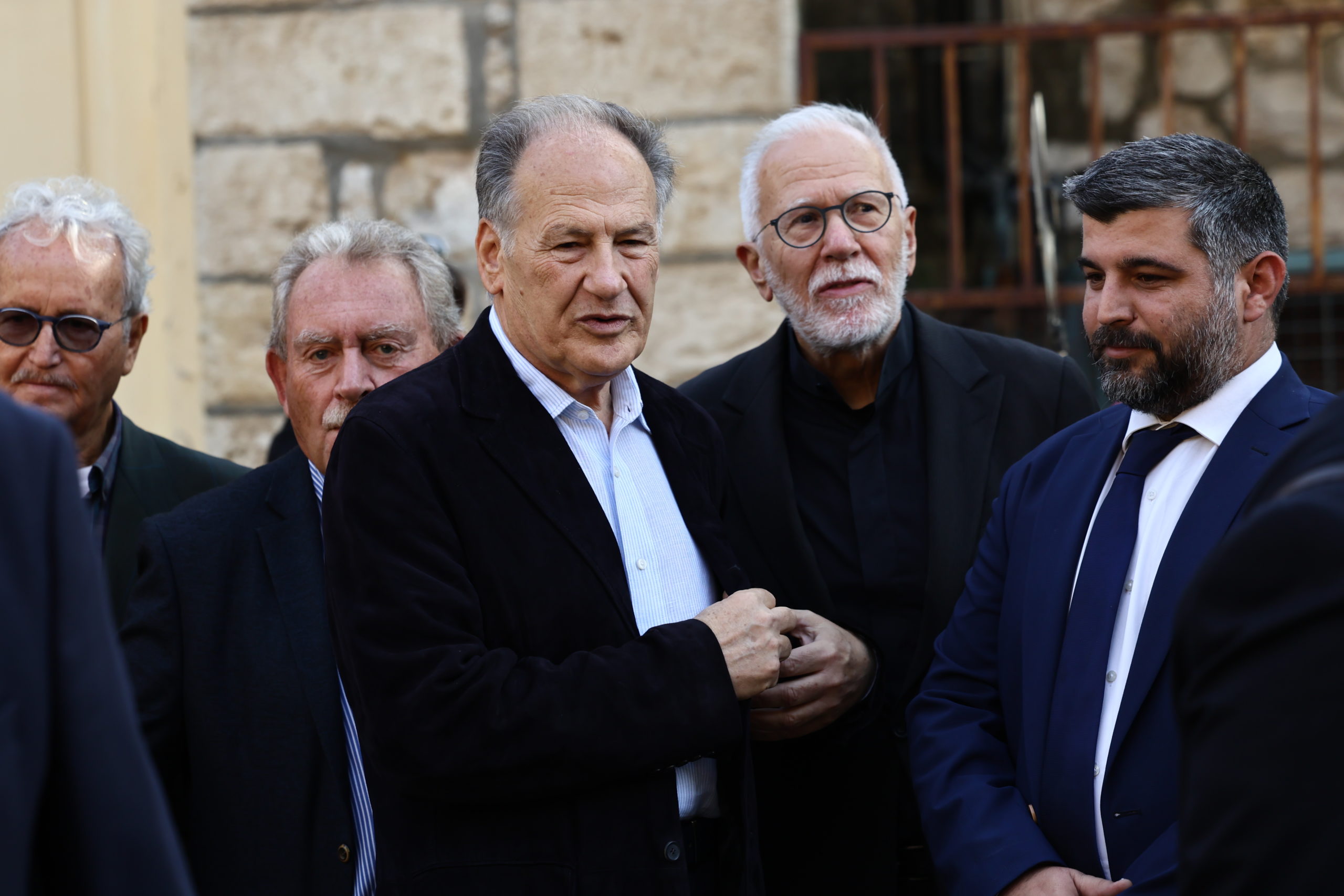 Συγκίνηση στην πολιτική κηδεία του Αλέκου Φλαμπουράρη – Ποιοι παρευρέθηκαν, οι συγκλονιστικοί επικήδειοι 35 Συγκίνηση στην πολιτική κηδεία του Αλέκου Φλαμπουράρη – Ποιοι παρευρέθηκαν, οι συγκλονιστικοί επικήδειοι