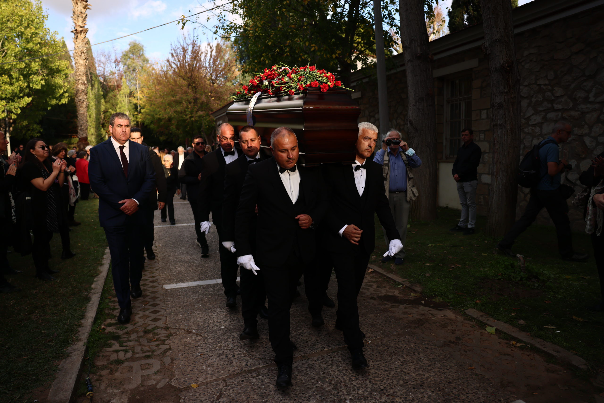 Συγκίνηση στην πολιτική κηδεία του Αλέκου Φλαμπουράρη – Ποιοι παρευρέθηκαν, οι συγκλονιστικοί επικήδειοι 20 Συγκίνηση στην πολιτική κηδεία του Αλέκου Φλαμπουράρη – Ποιοι παρευρέθηκαν, οι συγκλονιστικοί επικήδειοι