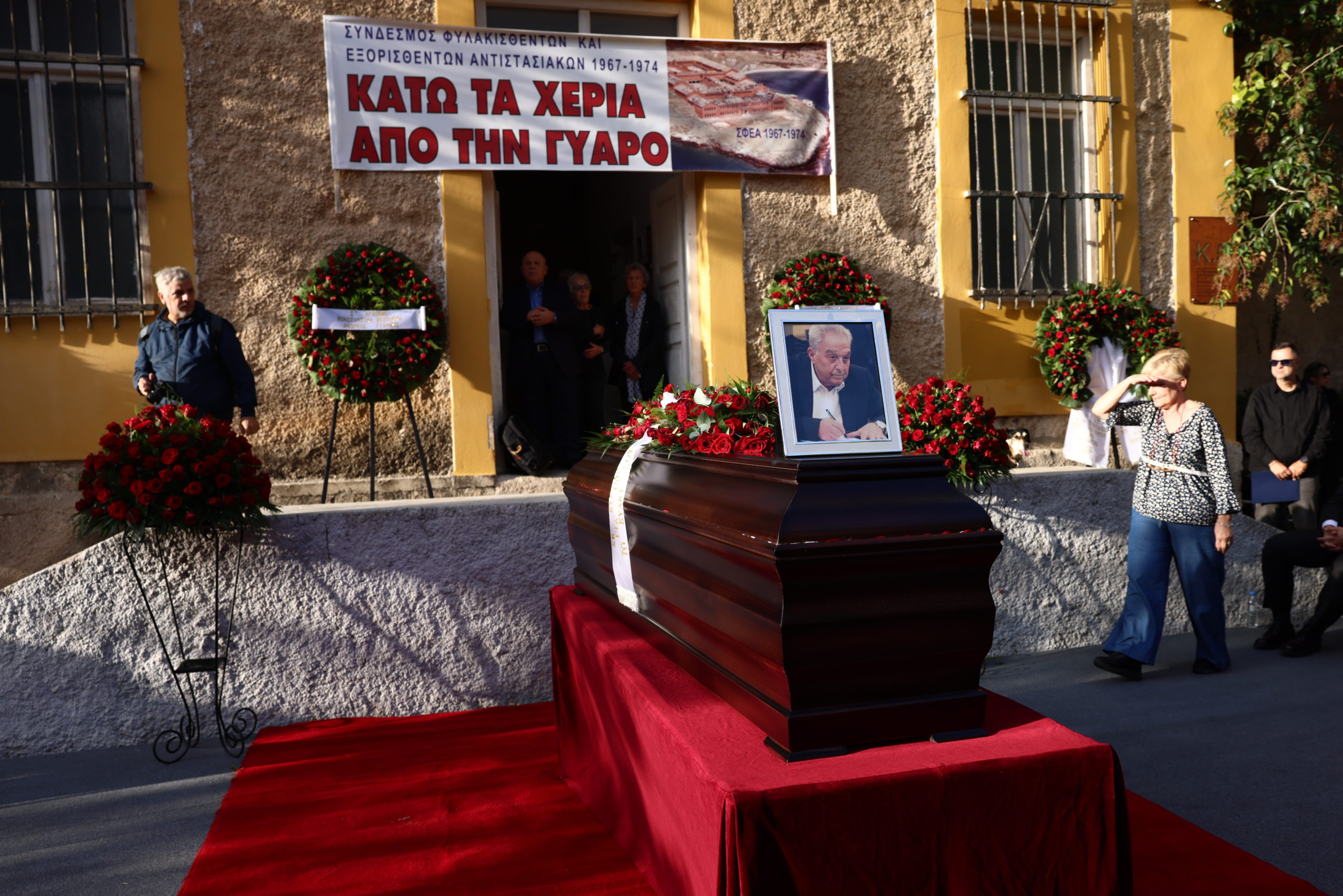 Συγκίνηση στην πολιτική κηδεία του Αλέκου Φλαμπουράρη – Ποιοι παρευρέθηκαν, οι συγκλονιστικοί επικήδειοι 24 Συγκίνηση στην πολιτική κηδεία του Αλέκου Φλαμπουράρη – Ποιοι παρευρέθηκαν, οι συγκλονιστικοί επικήδειοι