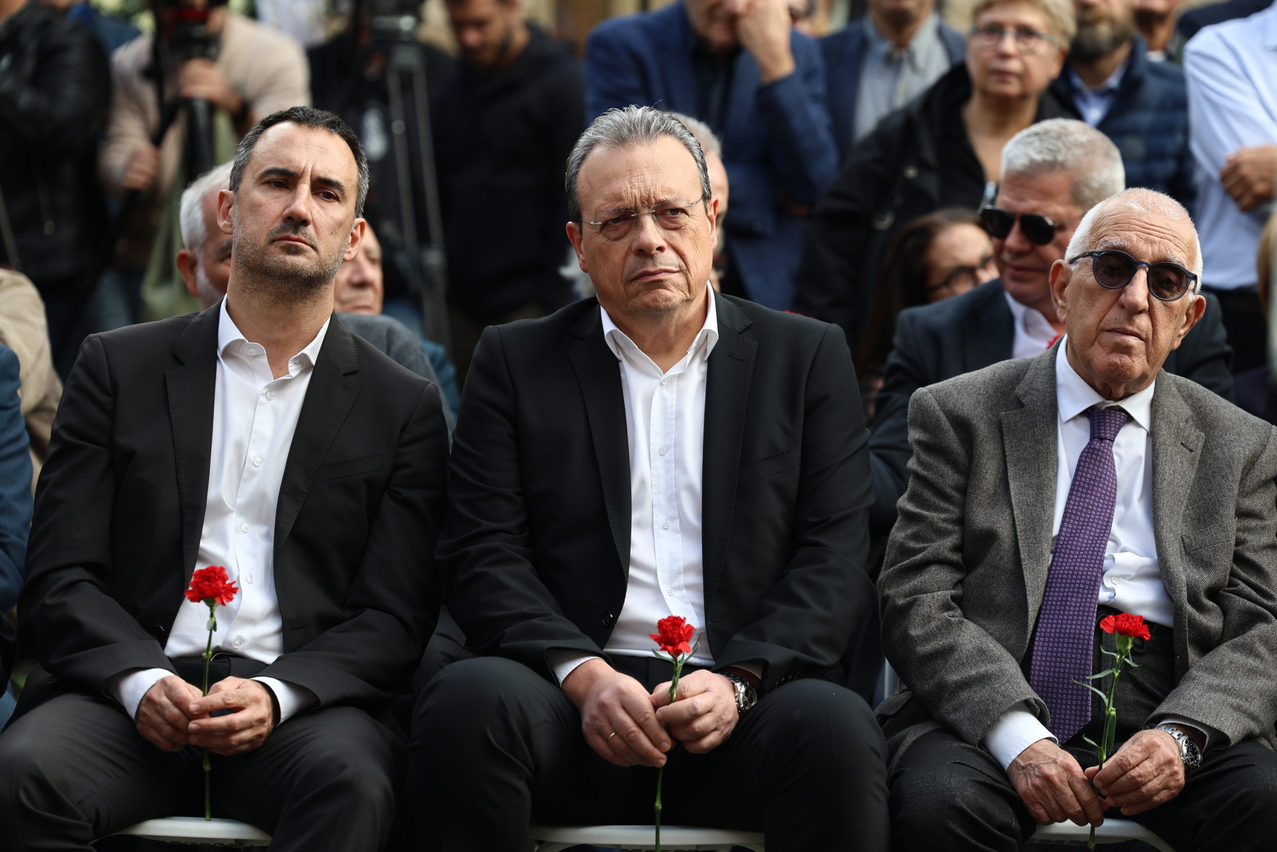 Συγκίνηση στην πολιτική κηδεία του Αλέκου Φλαμπουράρη – Ποιοι παρευρέθηκαν, οι συγκλονιστικοί επικήδειοι 27 Συγκίνηση στην πολιτική κηδεία του Αλέκου Φλαμπουράρη – Ποιοι παρευρέθηκαν, οι συγκλονιστικοί επικήδειοι