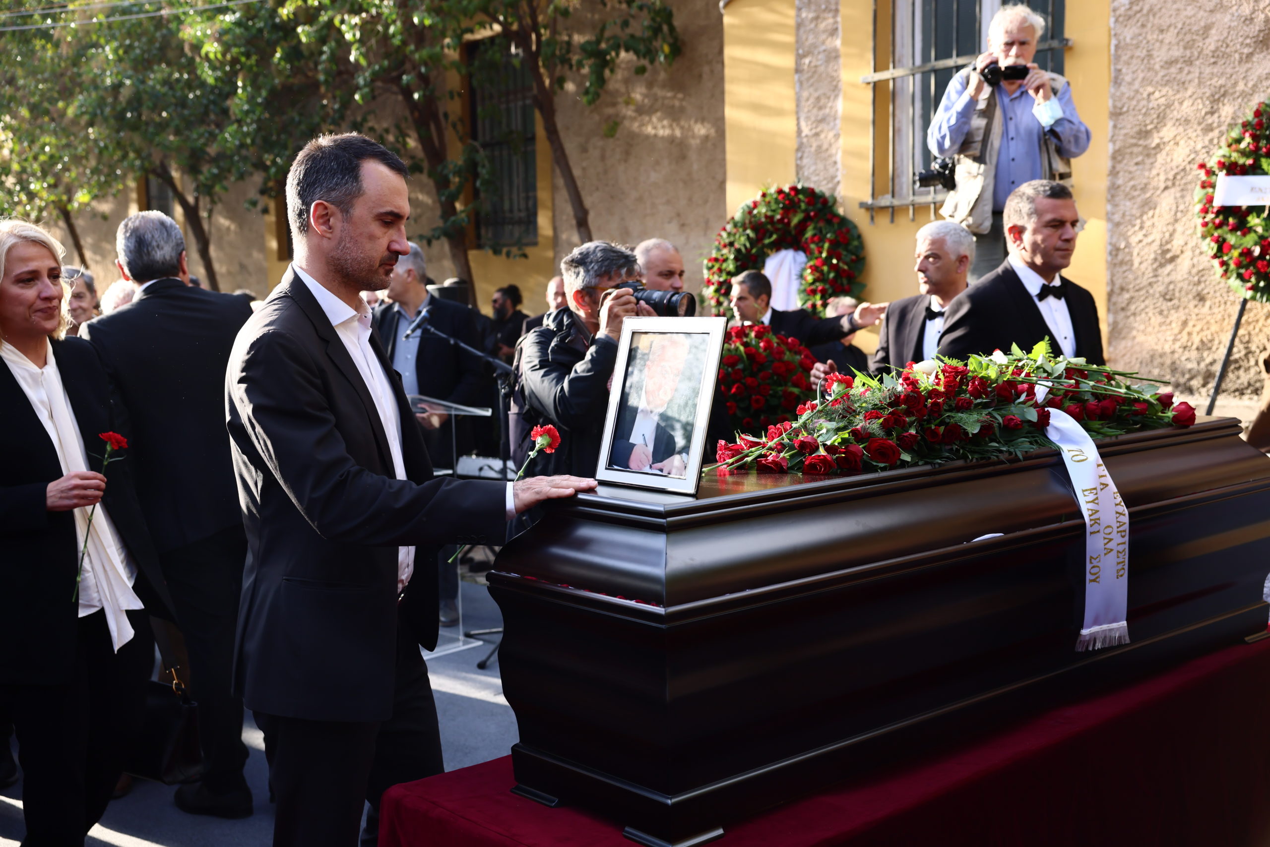 Συγκίνηση στην πολιτική κηδεία του Αλέκου Φλαμπουράρη – Ποιοι παρευρέθηκαν, οι συγκλονιστικοί επικήδειοι 23 Συγκίνηση στην πολιτική κηδεία του Αλέκου Φλαμπουράρη – Ποιοι παρευρέθηκαν, οι συγκλονιστικοί επικήδειοι