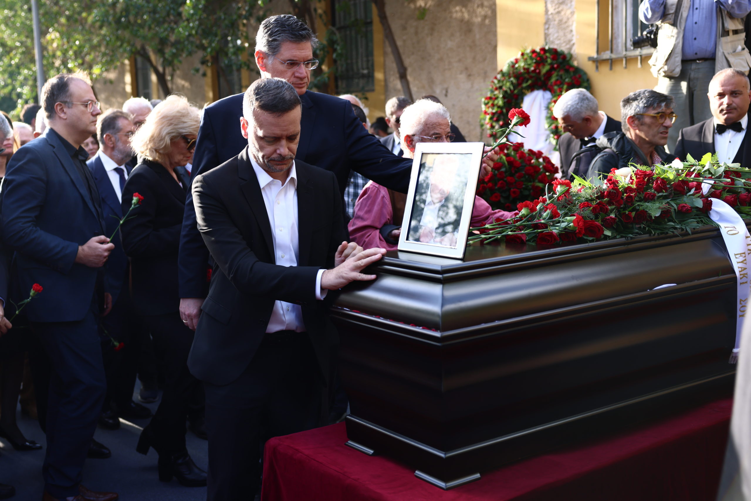 Συγκίνηση στην πολιτική κηδεία του Αλέκου Φλαμπουράρη – Ποιοι παρευρέθηκαν, οι συγκλονιστικοί επικήδειοι 22 Συγκίνηση στην πολιτική κηδεία του Αλέκου Φλαμπουράρη – Ποιοι παρευρέθηκαν, οι συγκλονιστικοί επικήδειοι