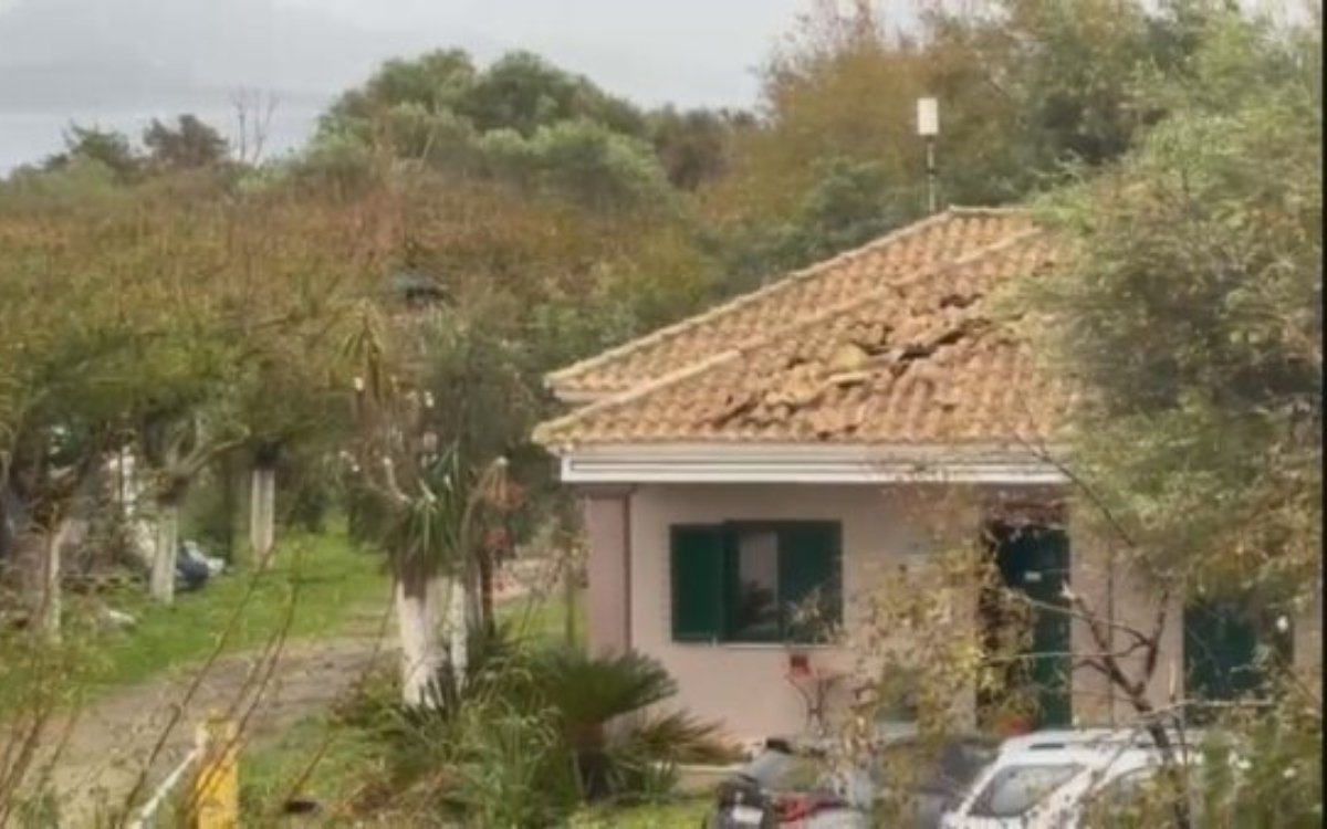 Η κακοκαιρία Adel έπληξε τη Φοινικούντα: Ανεμοστρόβιλος κατέστρεψε στέγες και προκάλεσε ζημιές σε καταστήματα