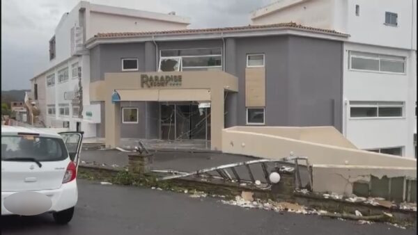 Η κακοκαιρία Adel έπληξε τη Φοινικούντα: Ανεμοστρόβιλος κατέστρεψε στέγες και προκάλεσε ζημιές σε καταστήματα 4 Η κακοκαιρία Adel έπληξε τη Φοινικούντα: Ανεμοστρόβιλος κατέστρεψε στέγες και προκάλεσε ζημιές σε καταστήματα