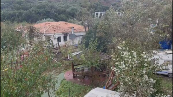 Η κακοκαιρία Adel έπληξε τη Φοινικούντα: Ανεμοστρόβιλος κατέστρεψε στέγες και προκάλεσε ζημιές σε καταστήματα 5 Η κακοκαιρία Adel έπληξε τη Φοινικούντα: Ανεμοστρόβιλος κατέστρεψε στέγες και προκάλεσε ζημιές σε καταστήματα