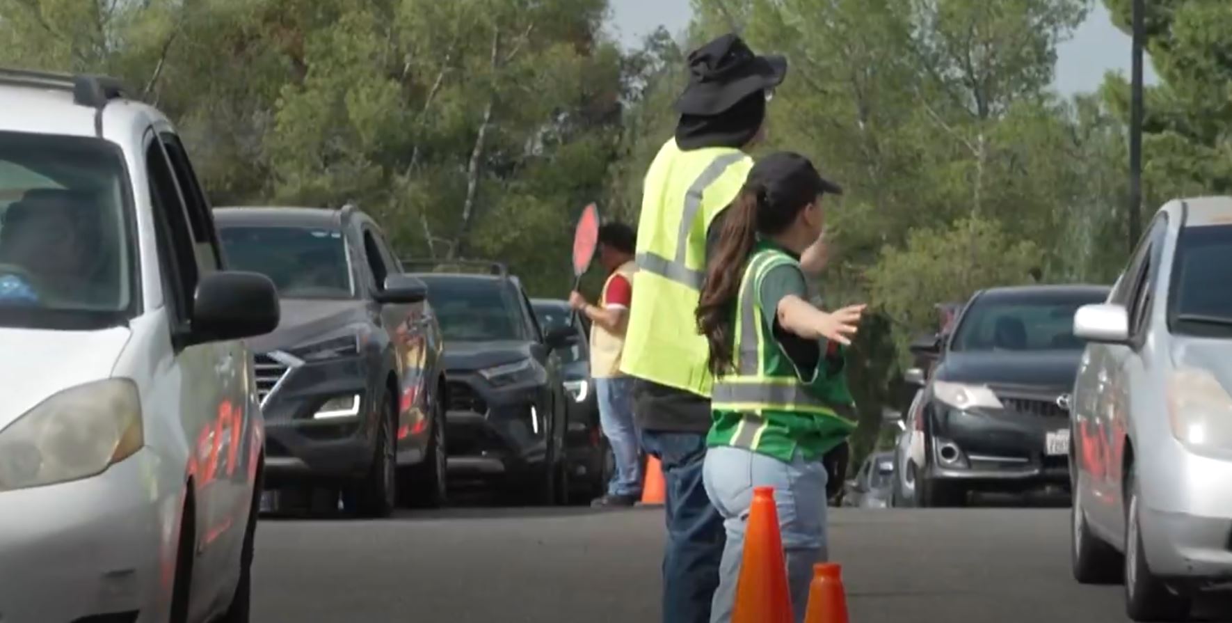 Δυσκολίες στις ΗΠΑ λόγω shutdown: Χιλιάδες πολίτες σε ουρές για δωρεάν τρόφιμα στην Καλιφόρνια – ΒΙΝΤΕΟ 5 Δυσκολίες στις ΗΠΑ λόγω shutdown: Χιλιάδες πολίτες σε ουρές για δωρεάν τρόφιμα στην Καλιφόρνια – ΒΙΝΤΕΟ