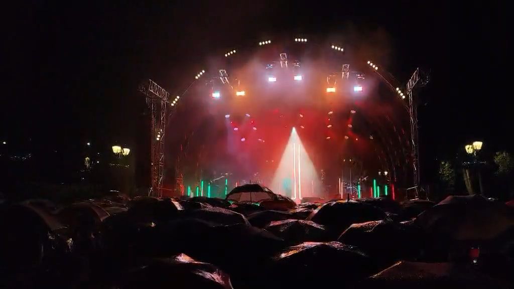 fotagogisi-dentroy-stin-plateia-syntagmatos-plithos-kosmoy-para-tin-entoni-vrochoptosi-1764264635