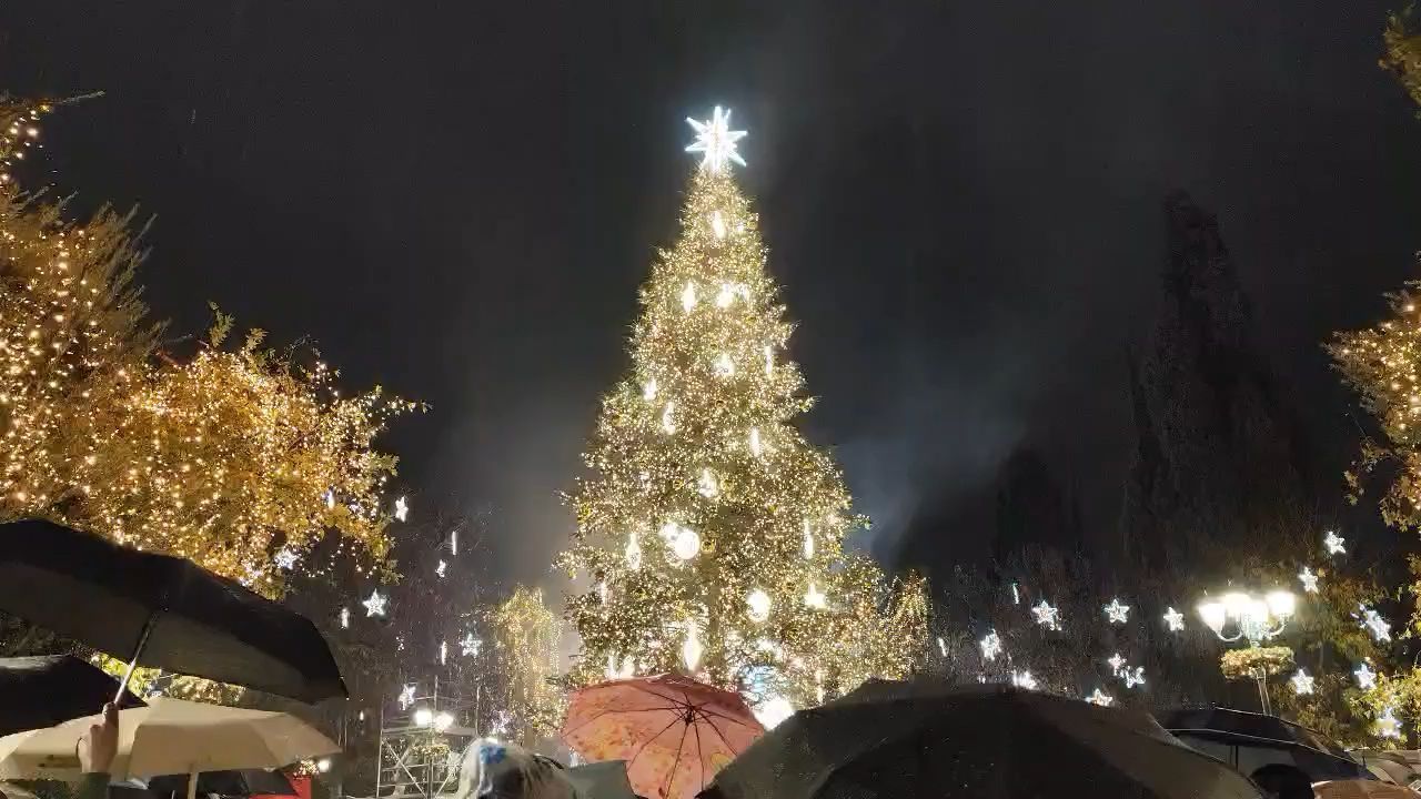 fotagogithike-to-christoygenniatiko-dentro-sto-syntagma-1764266974