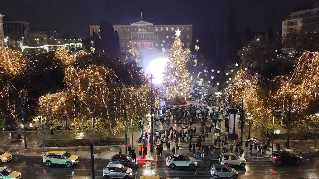 fotagogithike-to-christoygenniatiko-dentro-sto-syntagma-ekatontades-kosmoy-para-ti-vrochi-1764266613