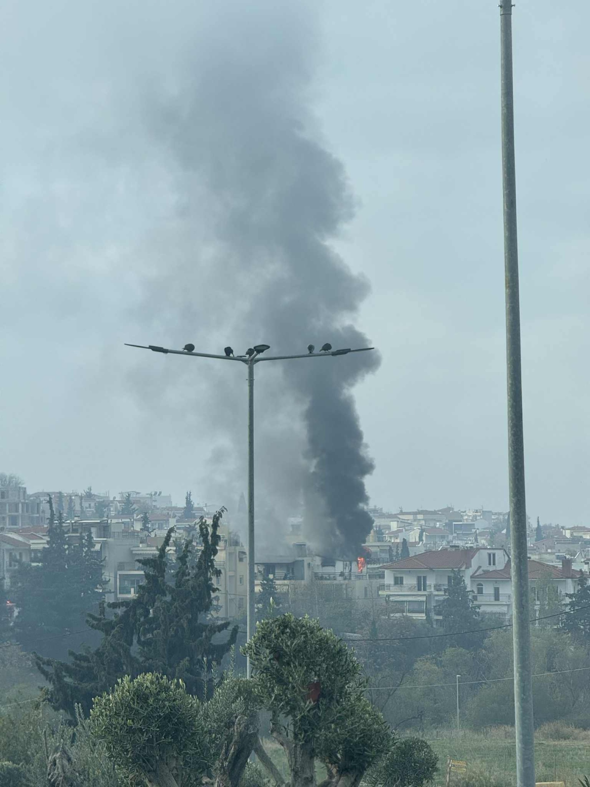 Θεσσαλονίκη: Πυρκαγιά σε διαμέρισμα στην Πυλαία – Δείτε φωτογραφίες 3 Καπνός