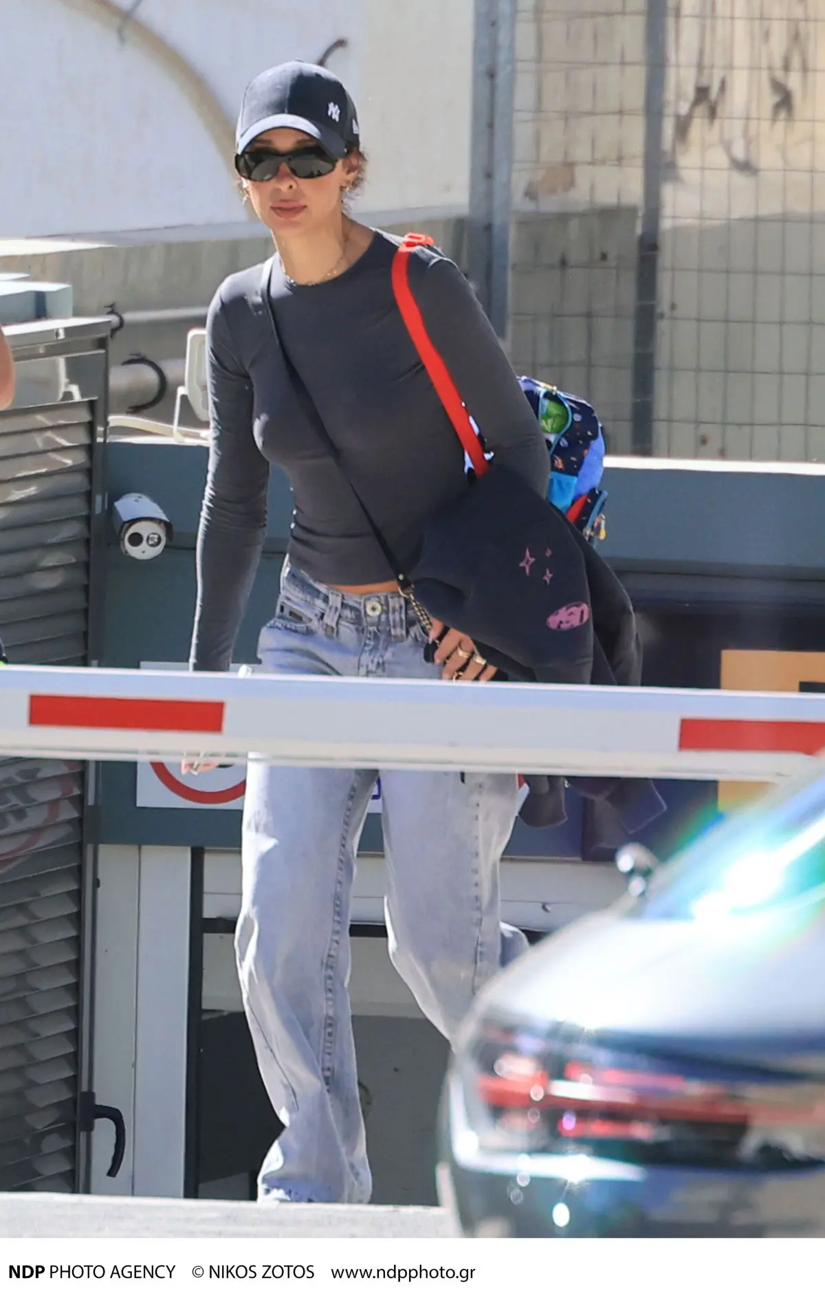 Ελένη Φουρέιρα: Με την τσάντα του μικρού Ερμή στον ώμο – Εικόνες από τη βόλτα της στη Γλυφάδα 5 Η Ελένη Φουρέιρα στη Γλυφάδα