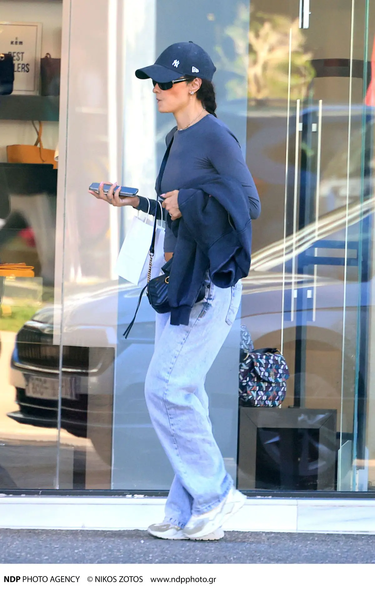 Ελένη Φουρέιρα: Με την τσάντα του μικρού Ερμή στον ώμο – Εικόνες από τη βόλτα της στη Γλυφάδα 8 Η Ελένη Φουρέιρα στη Γλυφάδα