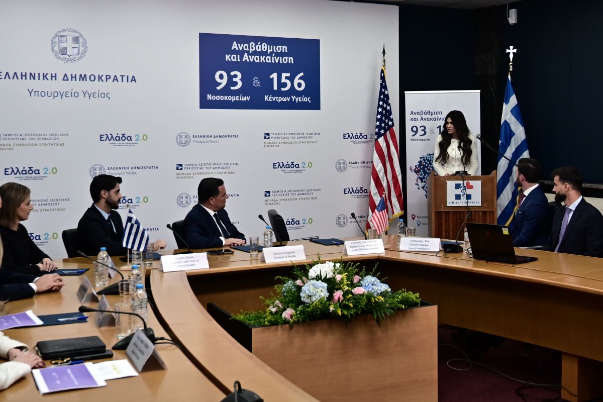 Η Κίμπερλι Γκιλφόιλ στη συνέντευξη Τύπου στο υπουργείο Υγείας