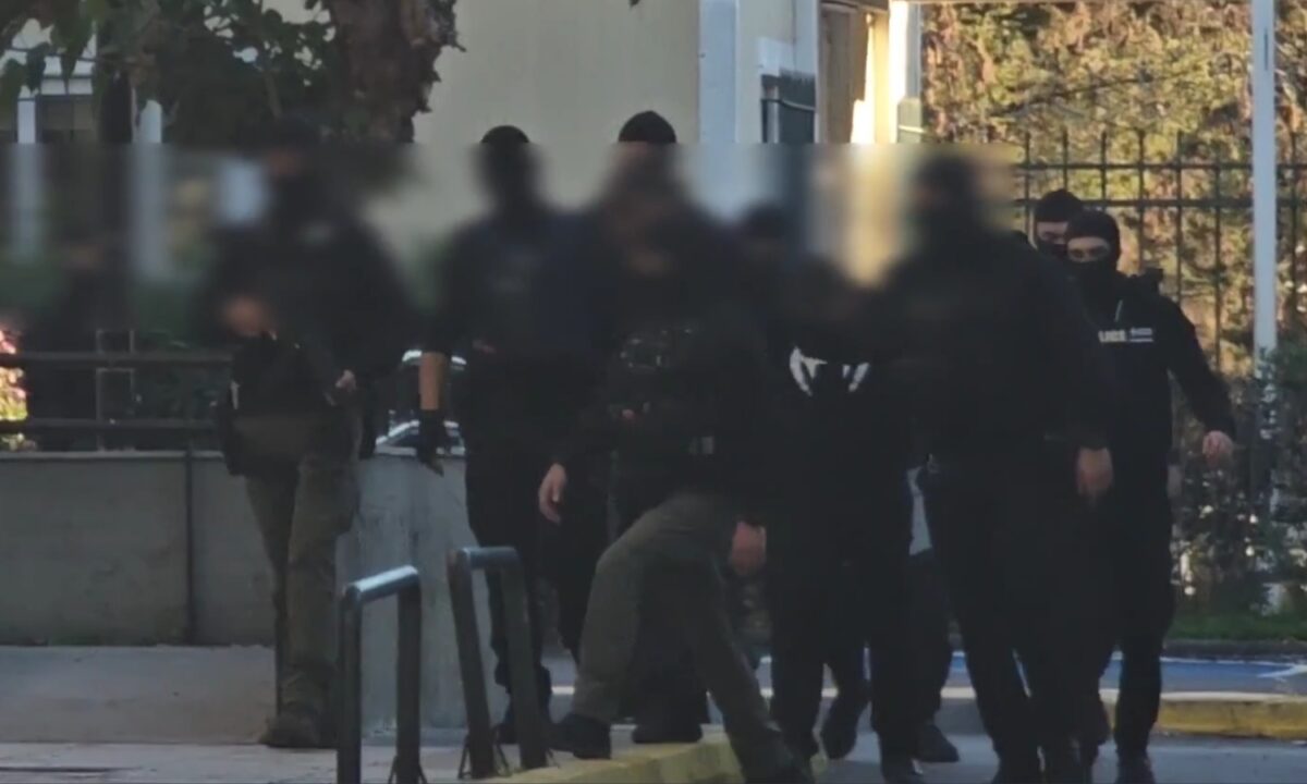 giannhs-lalas-kathgoroumenoi-1200x720