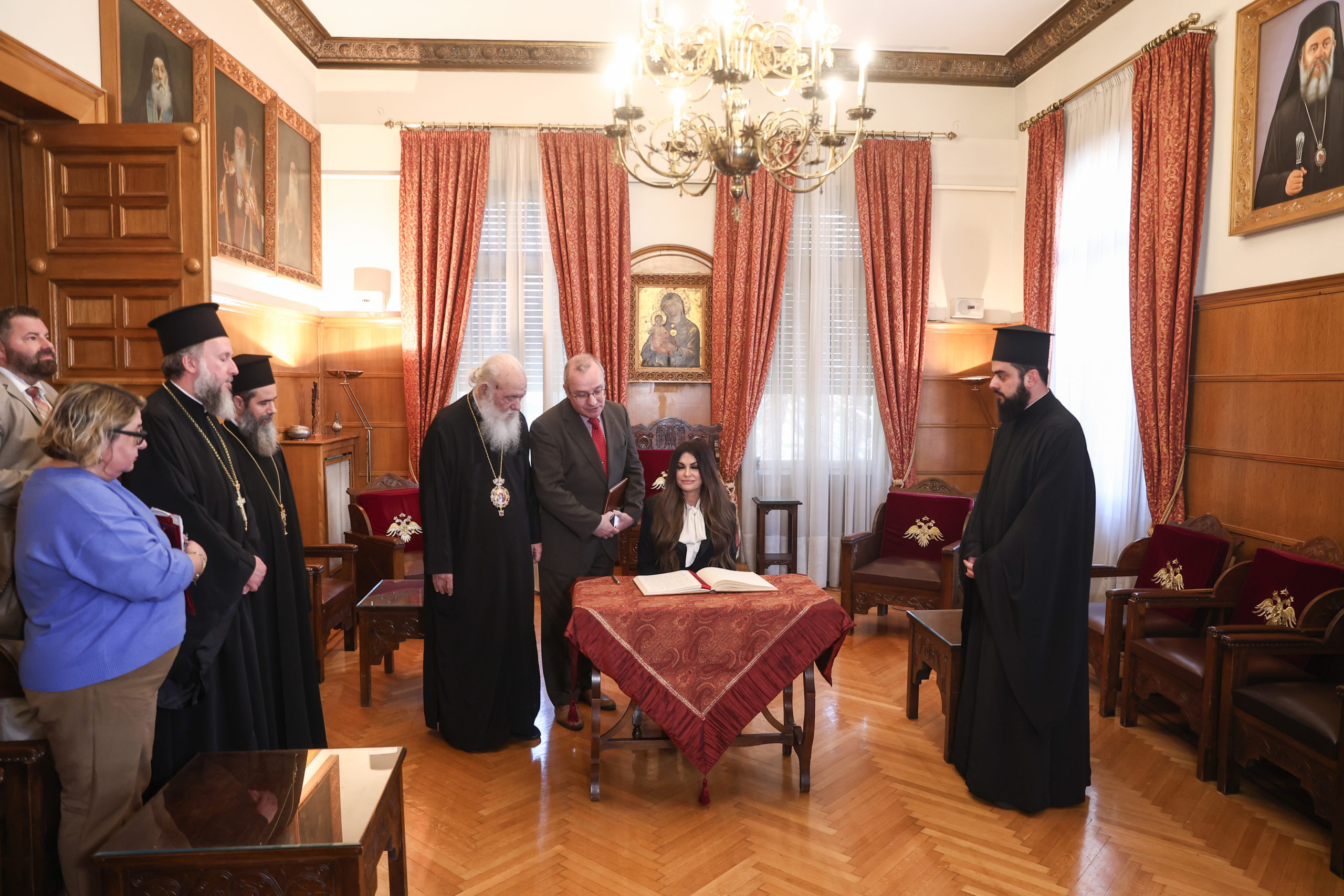 Κίμπερλι Γκίλφοϊλ: Επισκέφθηκε τον Αρχιεπίσκοπο Ιερώνυμο – «Τιμή και ευλογία» δηλώνει η νέα πρέσβης των ΗΠΑ