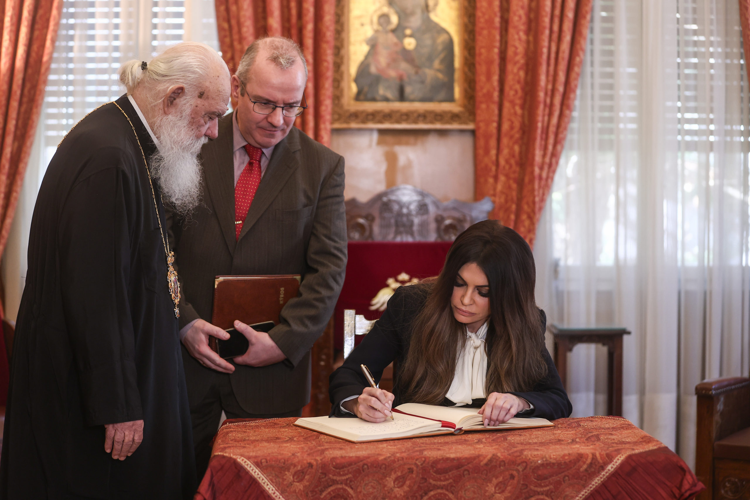 Κίμπερλι Γκίλφοϊλ: Επισκέφθηκε τον Αρχιεπίσκοπο Ιερώνυμο – «Τιμή και ευλογία» δηλώνει η νέα πρέσβης των ΗΠΑ