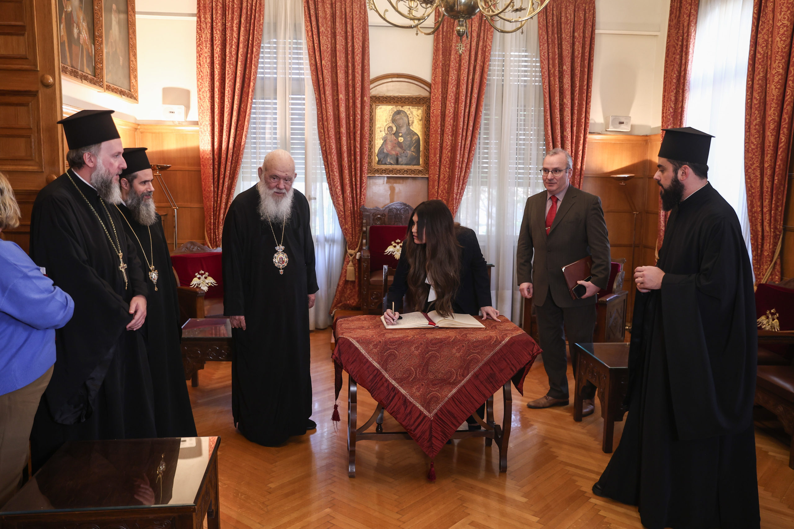 Κίμπερλι Γκίλφοϊλ: Επισκέφθηκε τον Αρχιεπίσκοπο Ιερώνυμο – «Τιμή και ευλογία» δηλώνει η νέα πρέσβης των ΗΠΑ