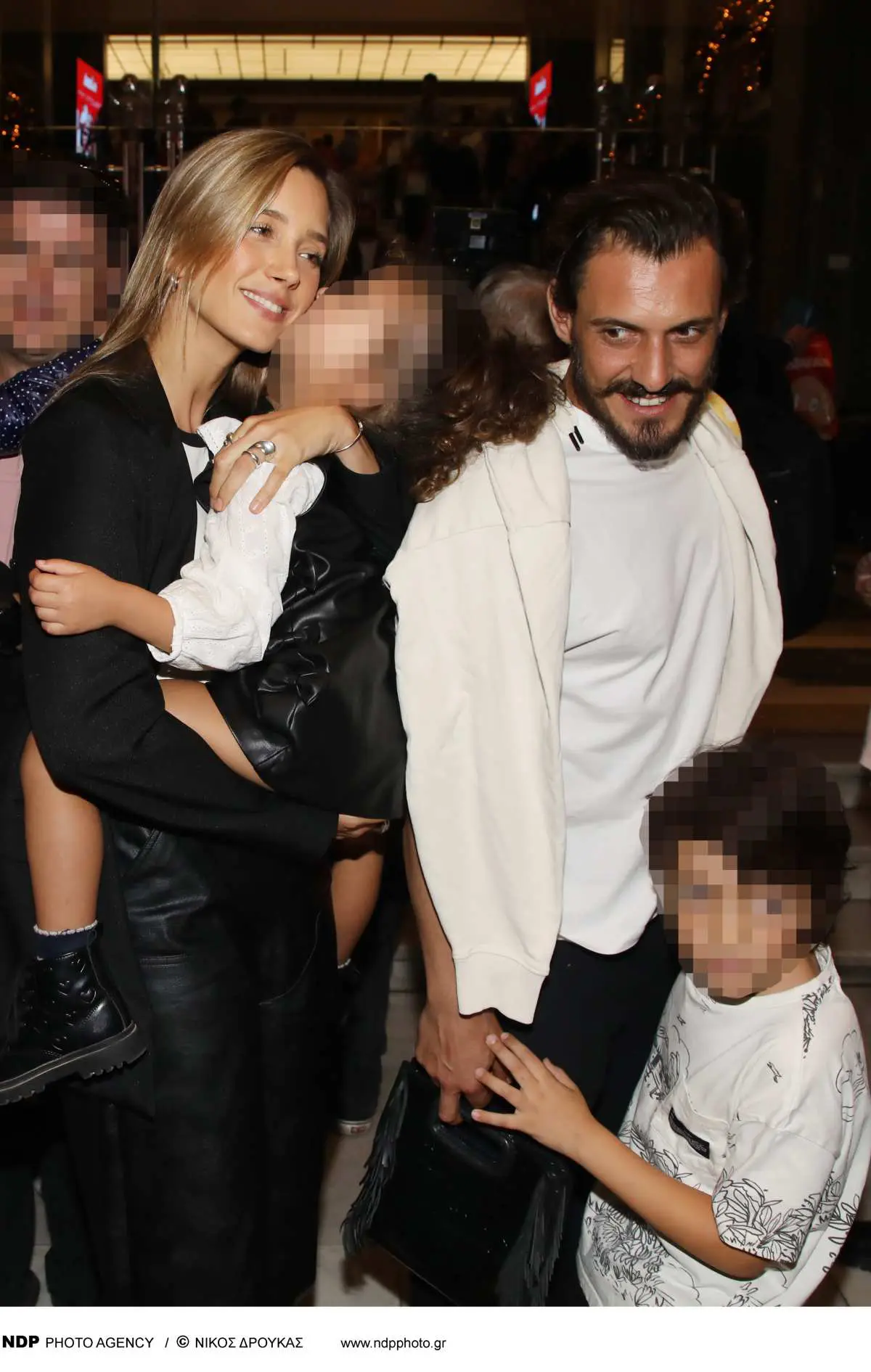 Η Γιολάντα Καλογεροπούλου και ο Σταύρος Σβήγκος μαζί με τα παιδιά τους