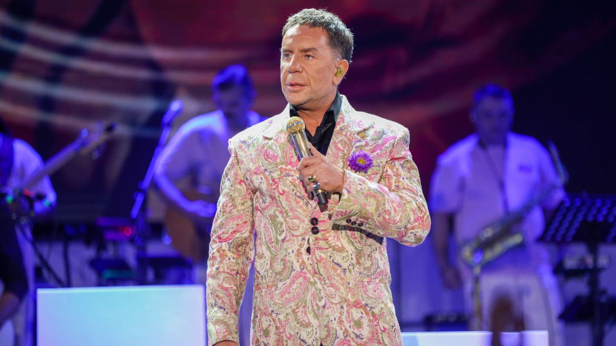 Γιώργος Μαζωνάκης: Το βίντεο από το παρασκήνιο λίγο πριν την πρεμιέρα στην Ακτή Πειραιώς