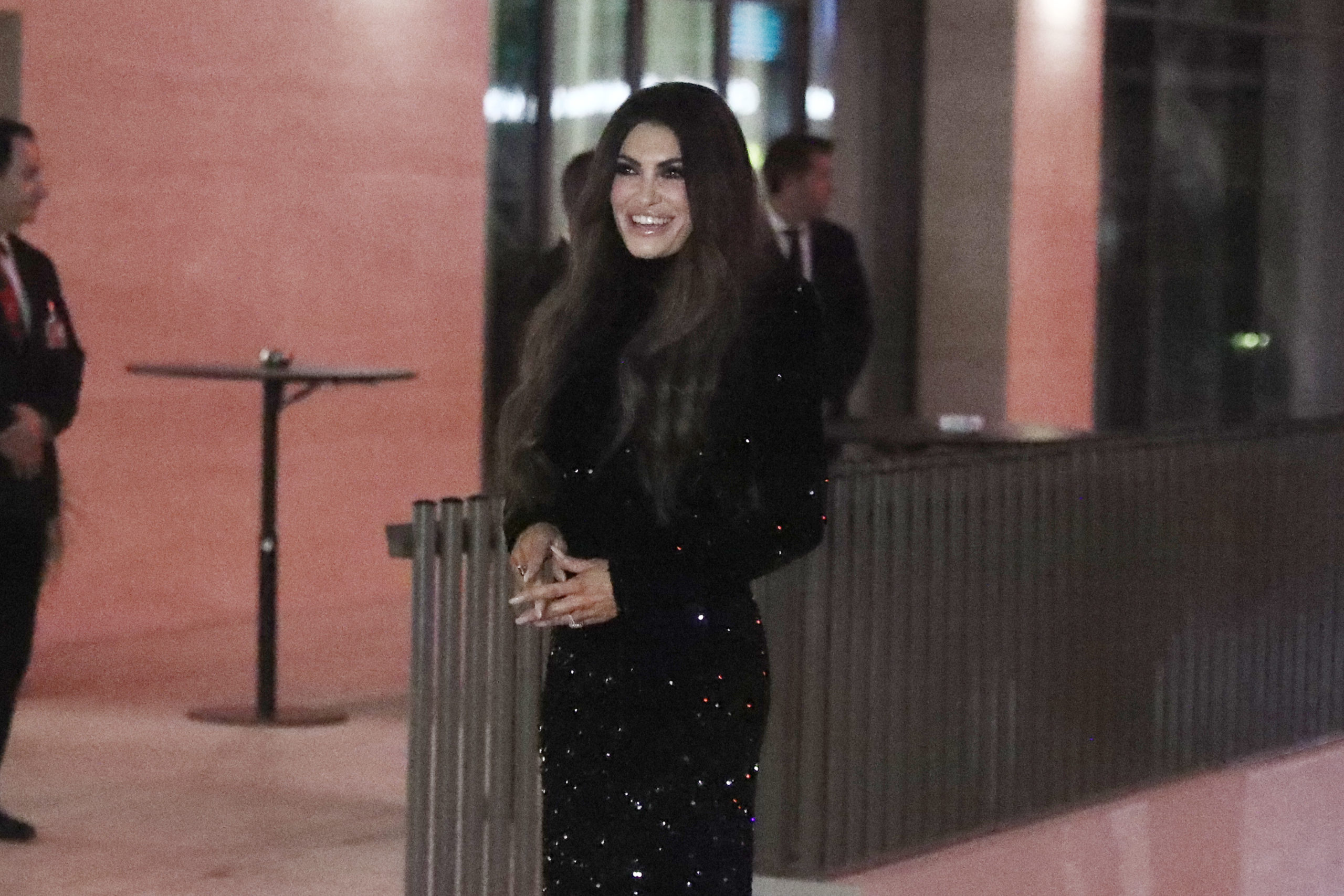 Η Κίμπερλι Γκιλφόιλ μαγνητίζει στην Αθήνα με κομψό μαύρο φόρεμα – Δείτε τις ΦΩΤΟ 12 Κίμπερλι Γκιλφόιλ