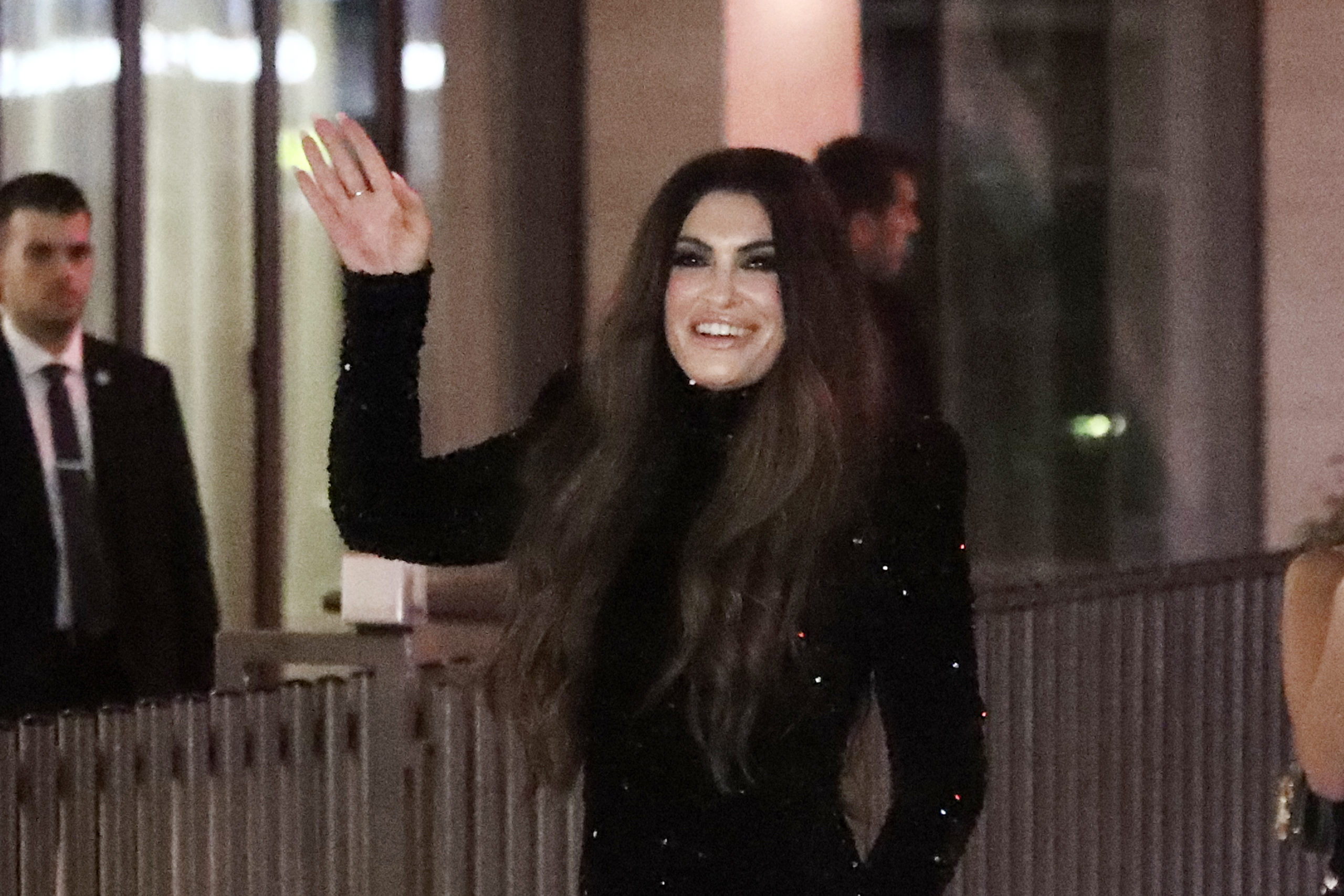 Η Κίμπερλι Γκιλφόιλ μαγνητίζει στην Αθήνα με κομψό μαύρο φόρεμα – Δείτε τις ΦΩΤΟ