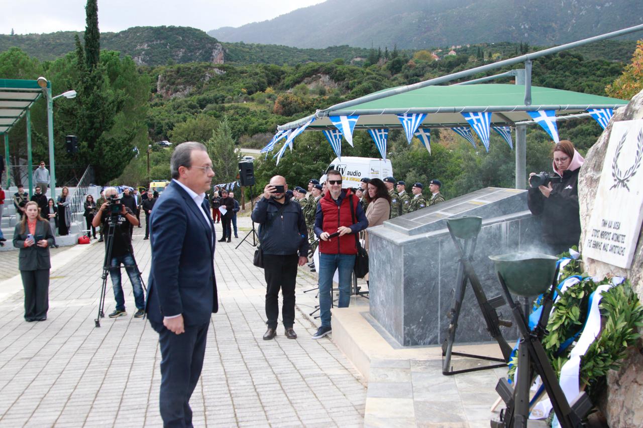 Με λαμπρότητα η 83η επέτειος της ανατίναξης της γέφυρας του Γοργοποτάμου – Οι τοποθετήσεις Σταϊκούρα και Φάμελλου