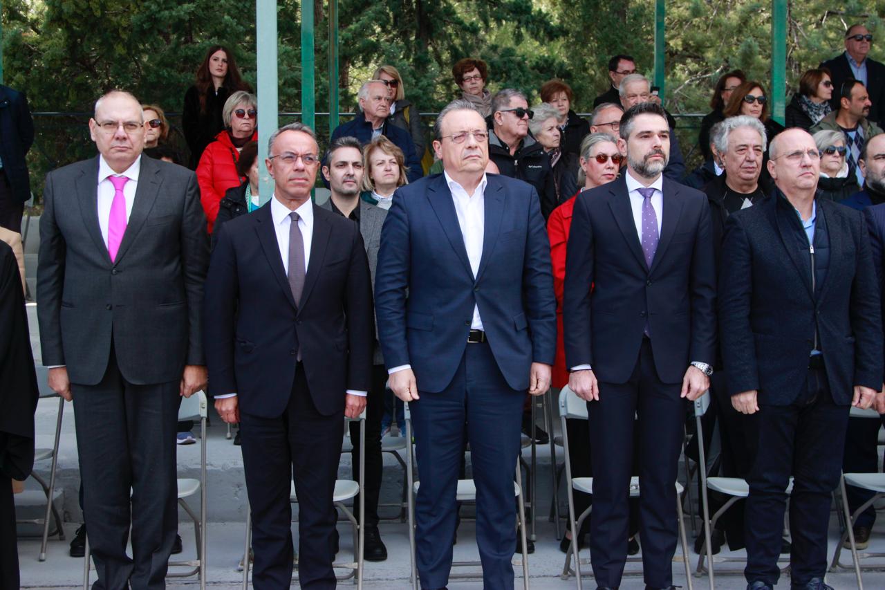 Με λαμπρότητα η 83η επέτειος της ανατίναξης της γέφυρας του Γοργοποτάμου – Οι τοποθετήσεις Σταϊκούρα και Φάμελλου