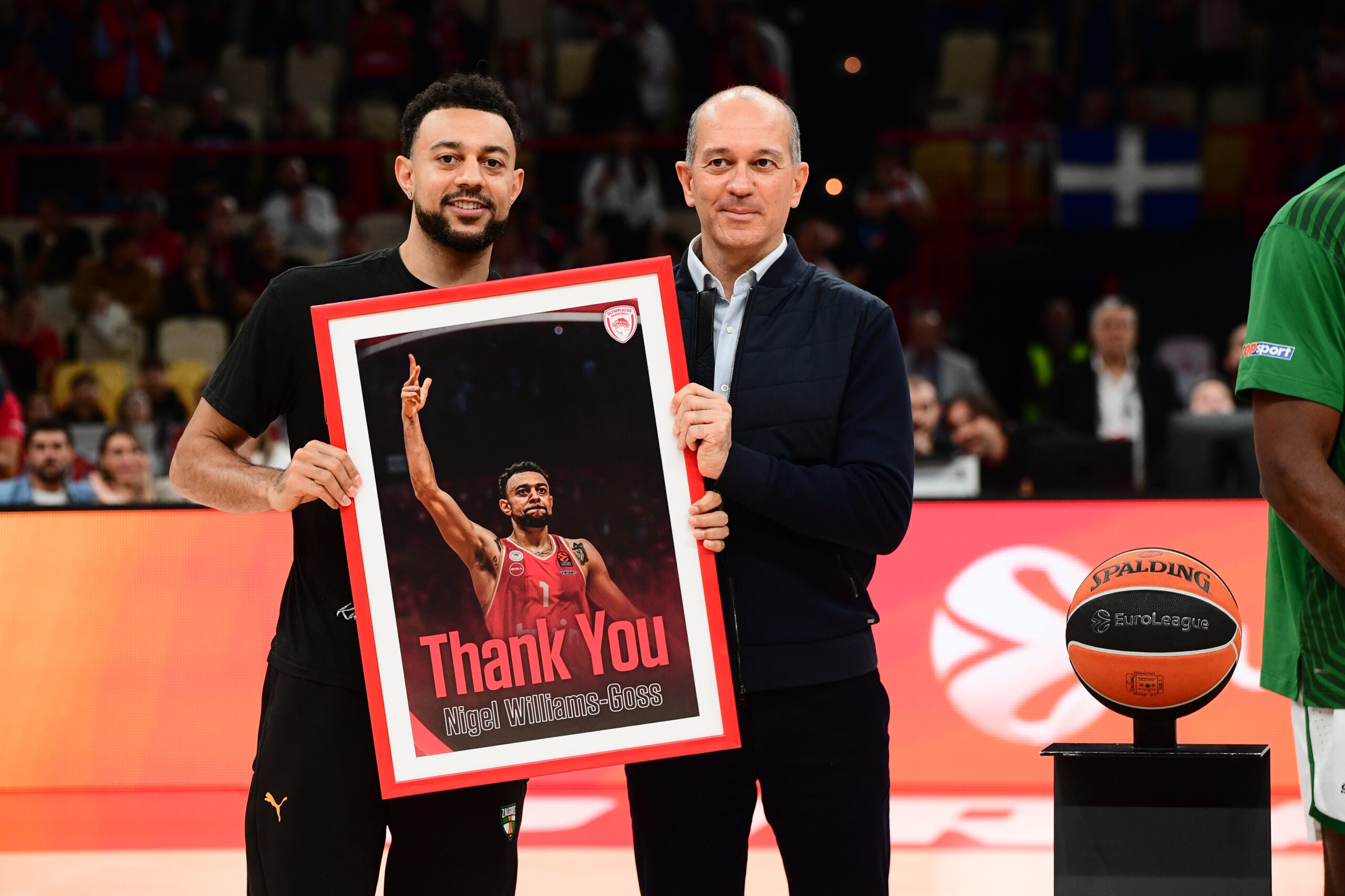 Ολυμπιακός – Ζαλγκίρις: Οι «ερυθρόλευκοι» αγκάλιασαν τον γιο του Γκος στο ΣΕΦ