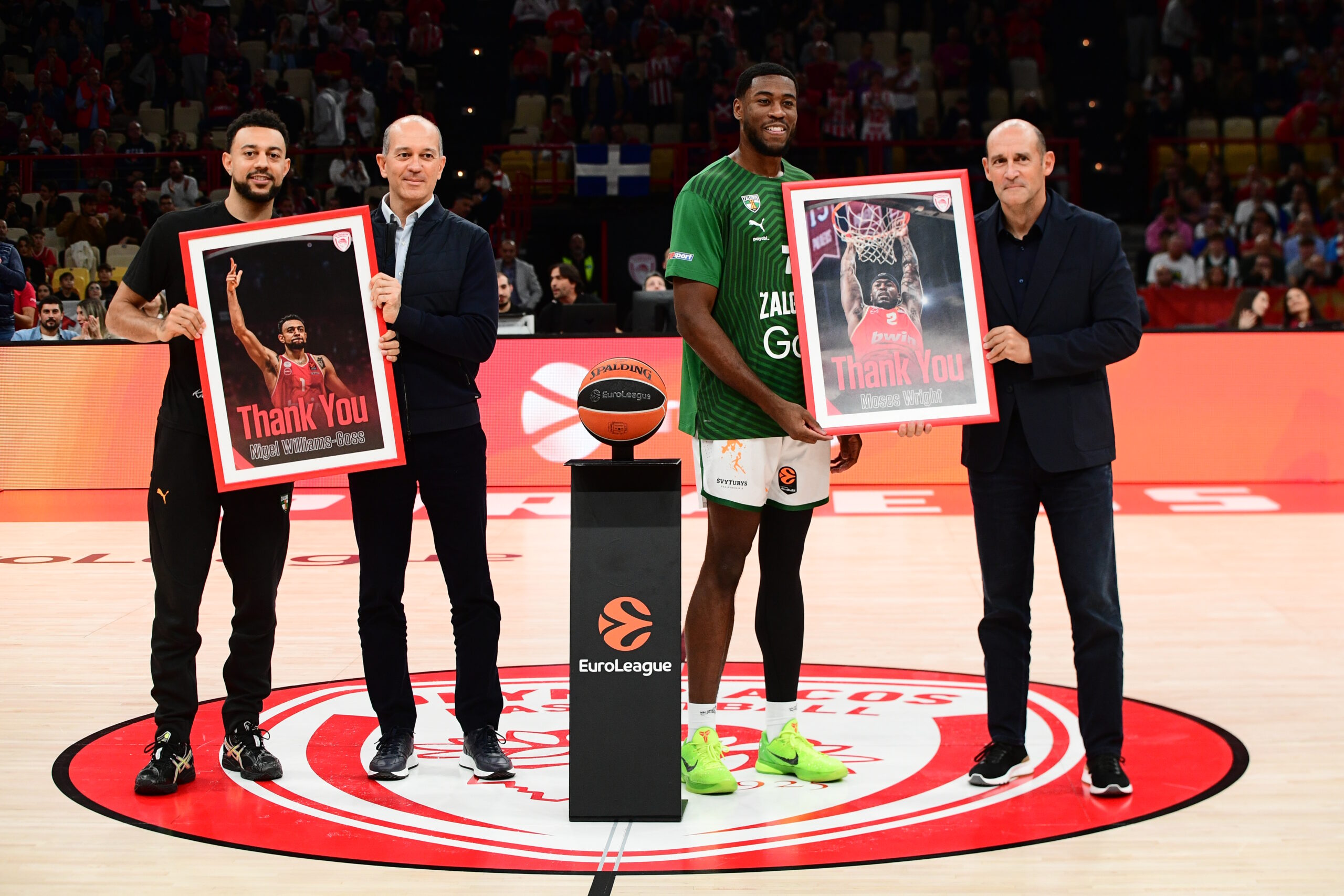 Ολυμπιακός – Ζαλγκίρις: Οι «ερυθρόλευκοι» αγκάλιασαν τον γιο του Γκος στο ΣΕΦ