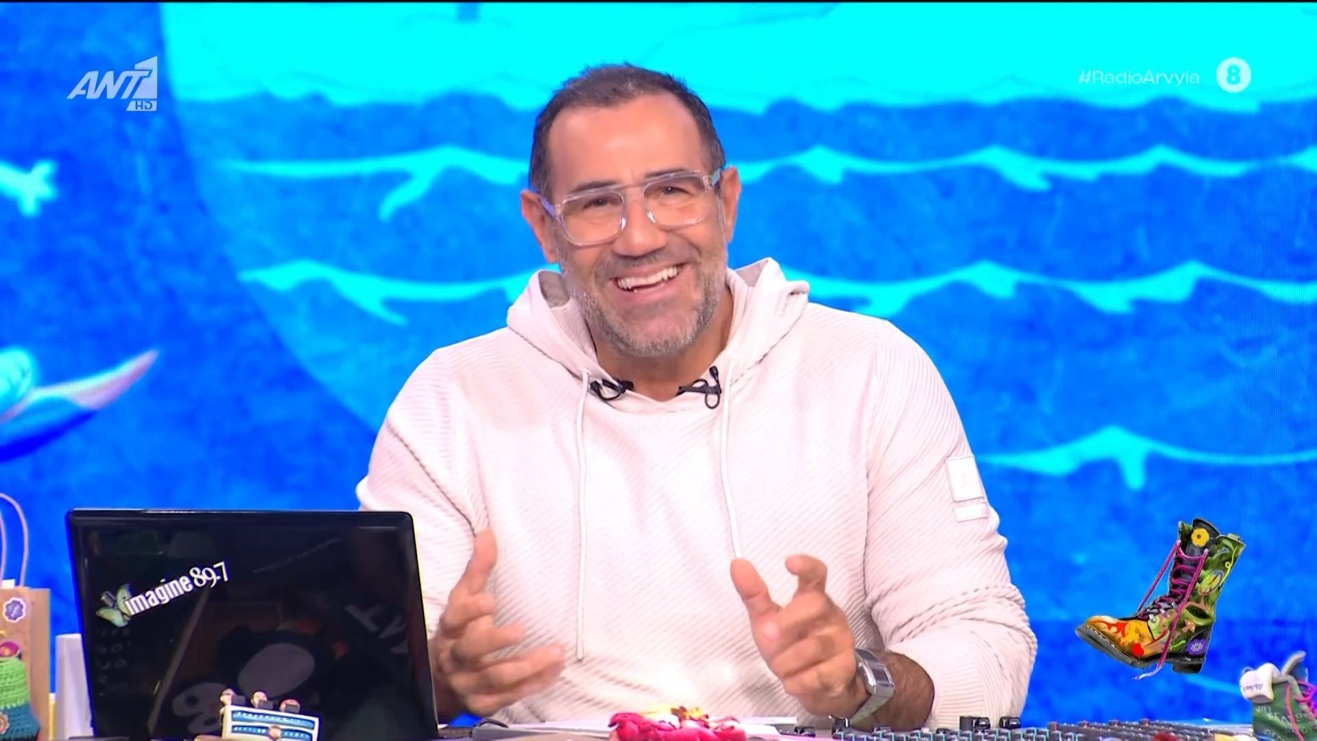 i-kazoyra-epivalletai-ayta-einai-ta-gyalia-toy-kanaki-gia-ti-veltiosi-tis-orasis-toy-1762366891