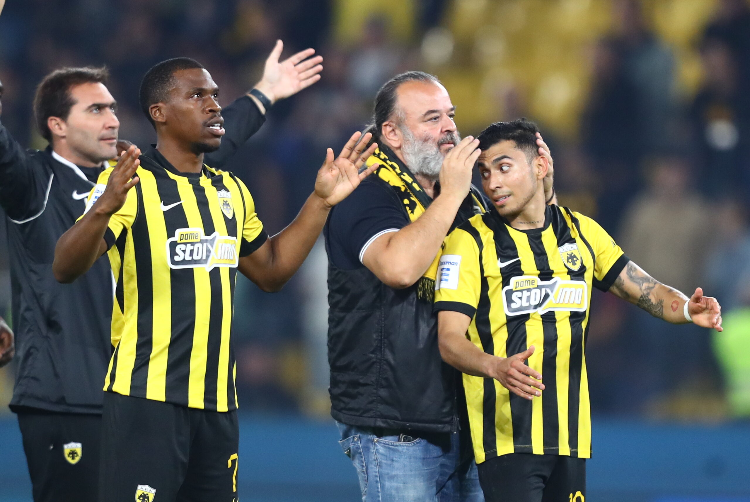 ΑΕΚ: Το φιλί του Μάριου Ηλιόπουλου στον Πινέδα που έκλεψε την παράσταση 3 ΑΕΚ: Το φιλί του Μάριου Ηλιόπουλου στον Πινέδα που έκλεψε την παράσταση