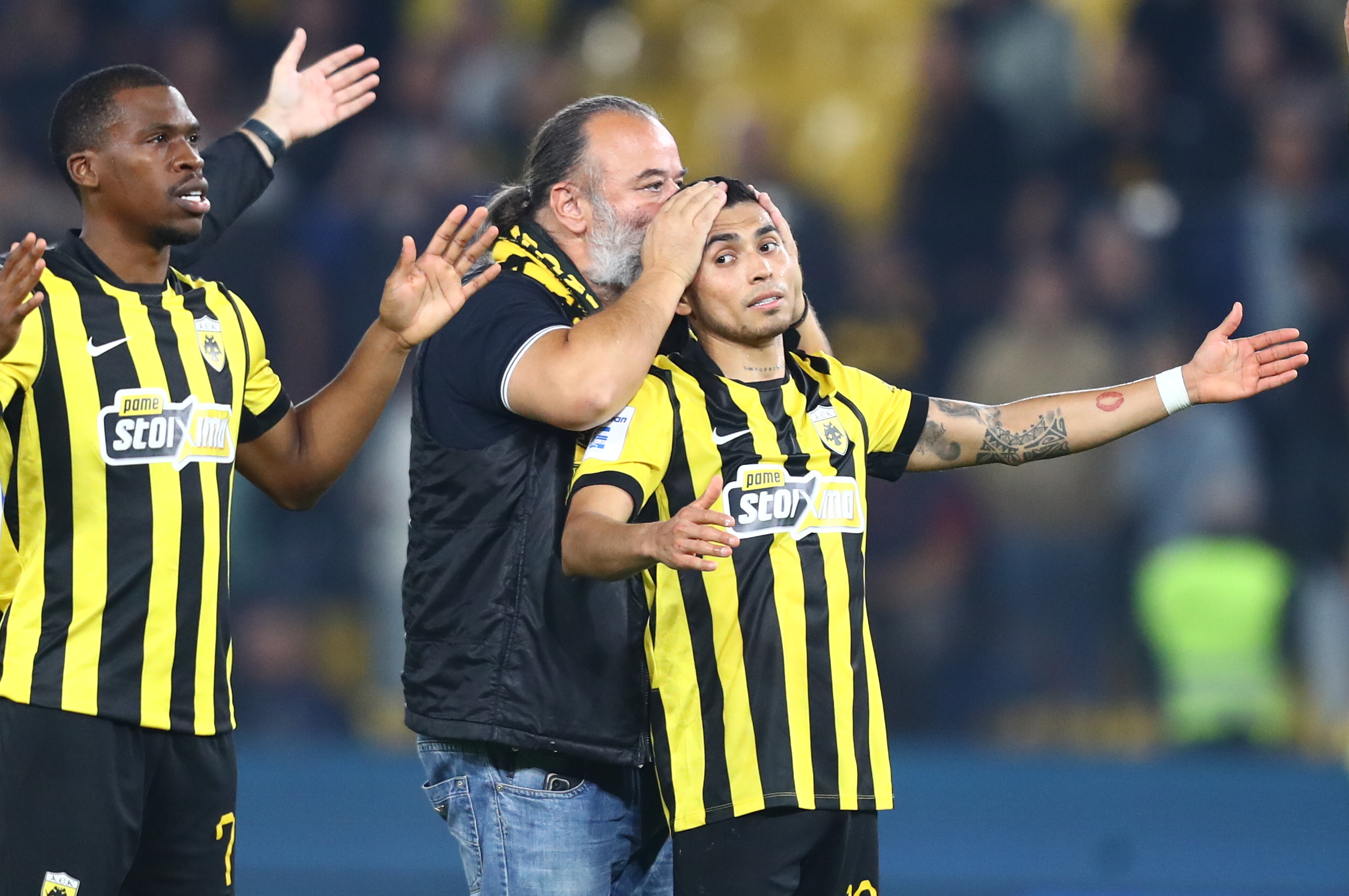 ΑΕΚ: Το φιλί του Μάριου Ηλιόπουλου στον Πινέδα που έκλεψε την παράσταση 4 ΑΕΚ: Το φιλί του Μάριου Ηλιόπουλου στον Πινέδα που έκλεψε την παράσταση