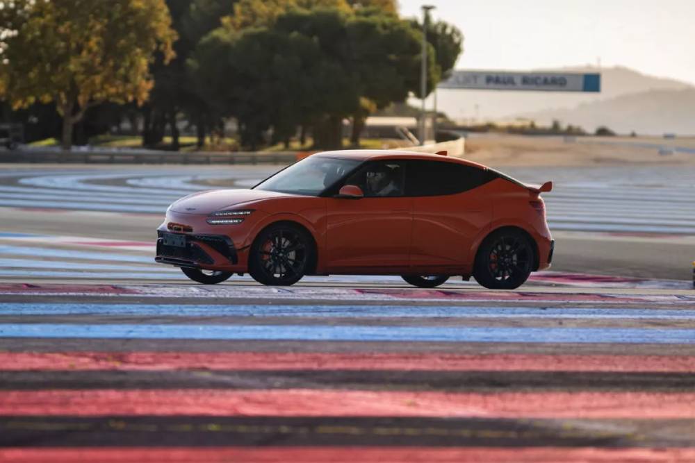 Έκρηξη το νέο Genesis GV60 Magma