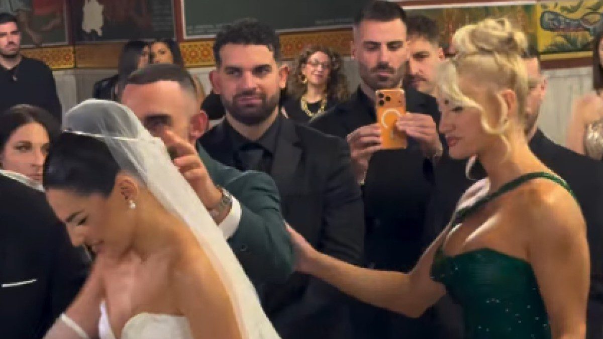 Ιωάννα Τούνη: Ο Ρόμπι την καμάρωσε στο γάμο της Στέλλας Πάσσαρη – Η κοινή τους παρουσία